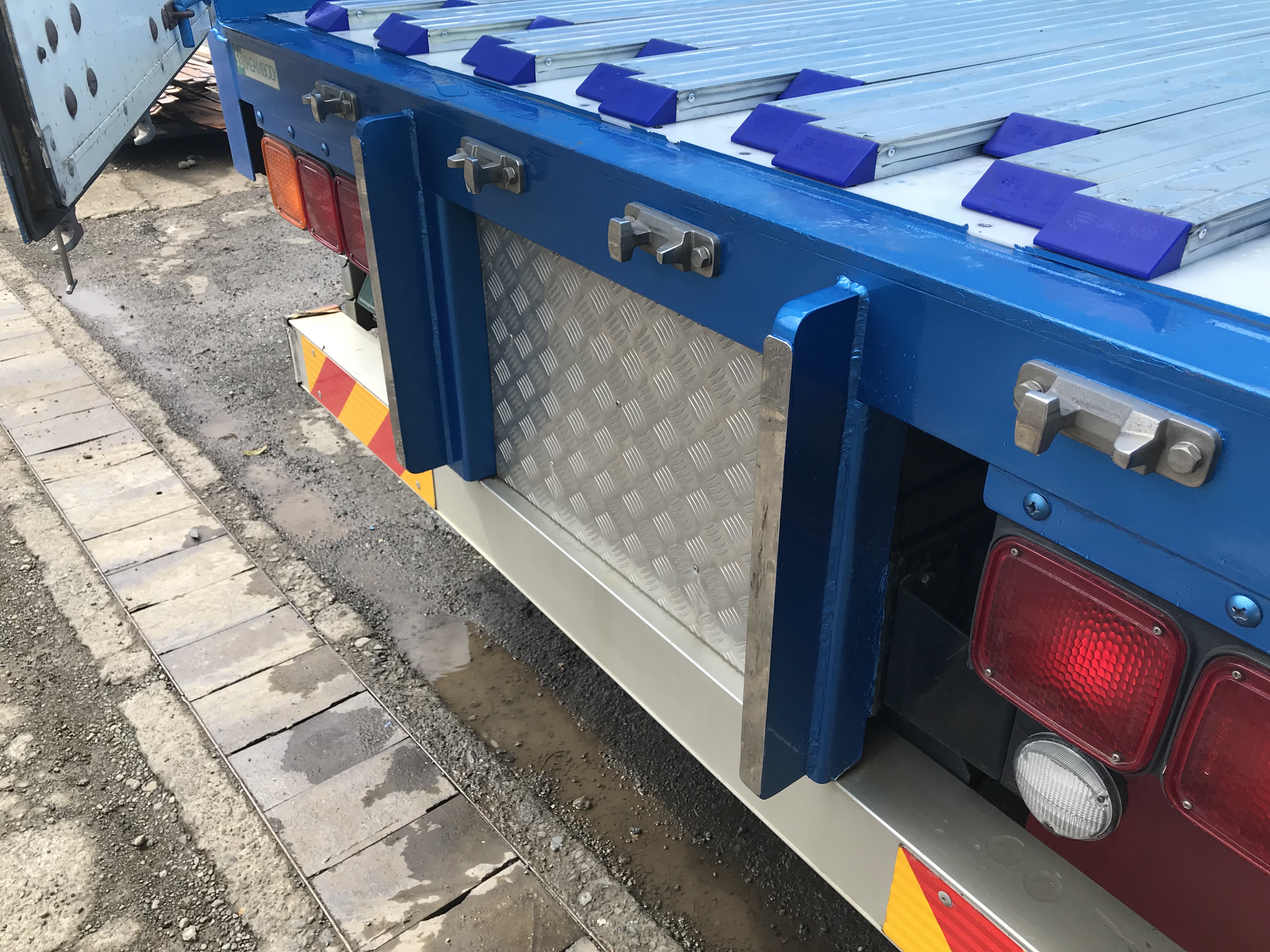 HARDOX® チップ運搬車輌 Cargo Floor® 製作写真3