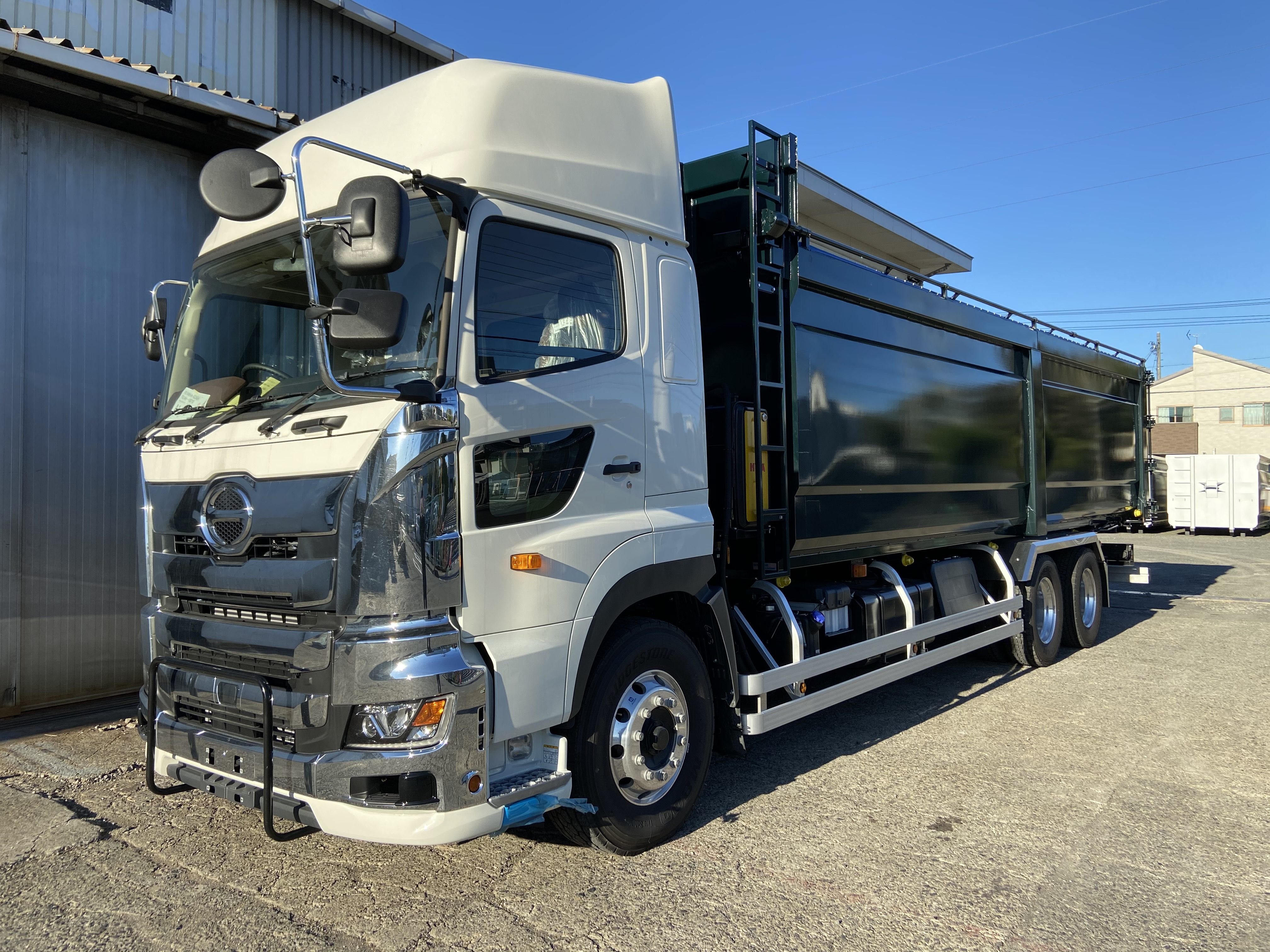 HARDOX®ダンプ 産業廃棄物運搬車輌 34.8㎥ 製作写真1