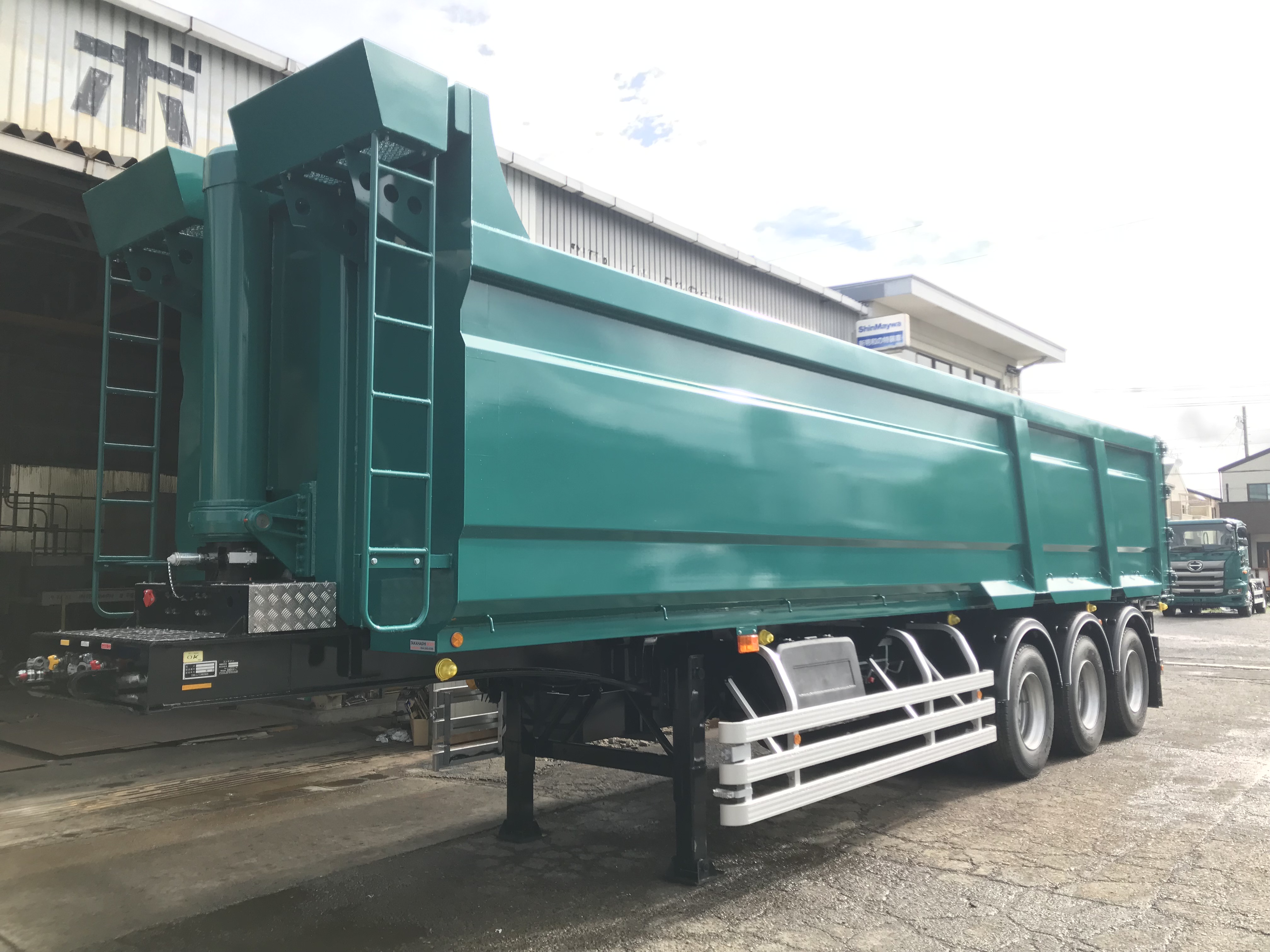HARDOX® ダンプセミトレーラー 36㎥ 横開きタイプ 製作写真3