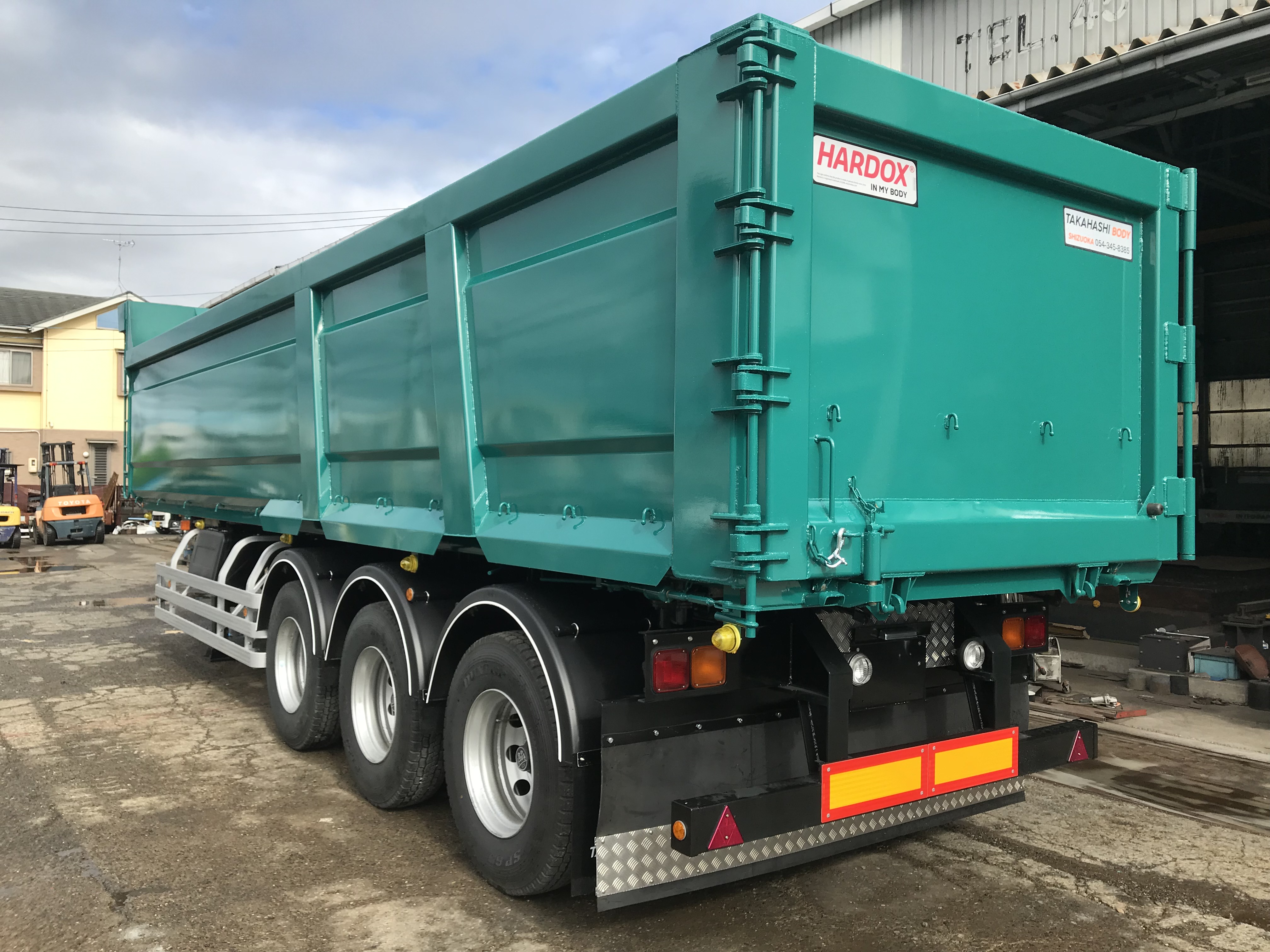 HARDOX® ダンプセミトレーラー 36㎥ 横開きタイプ 製作写真1