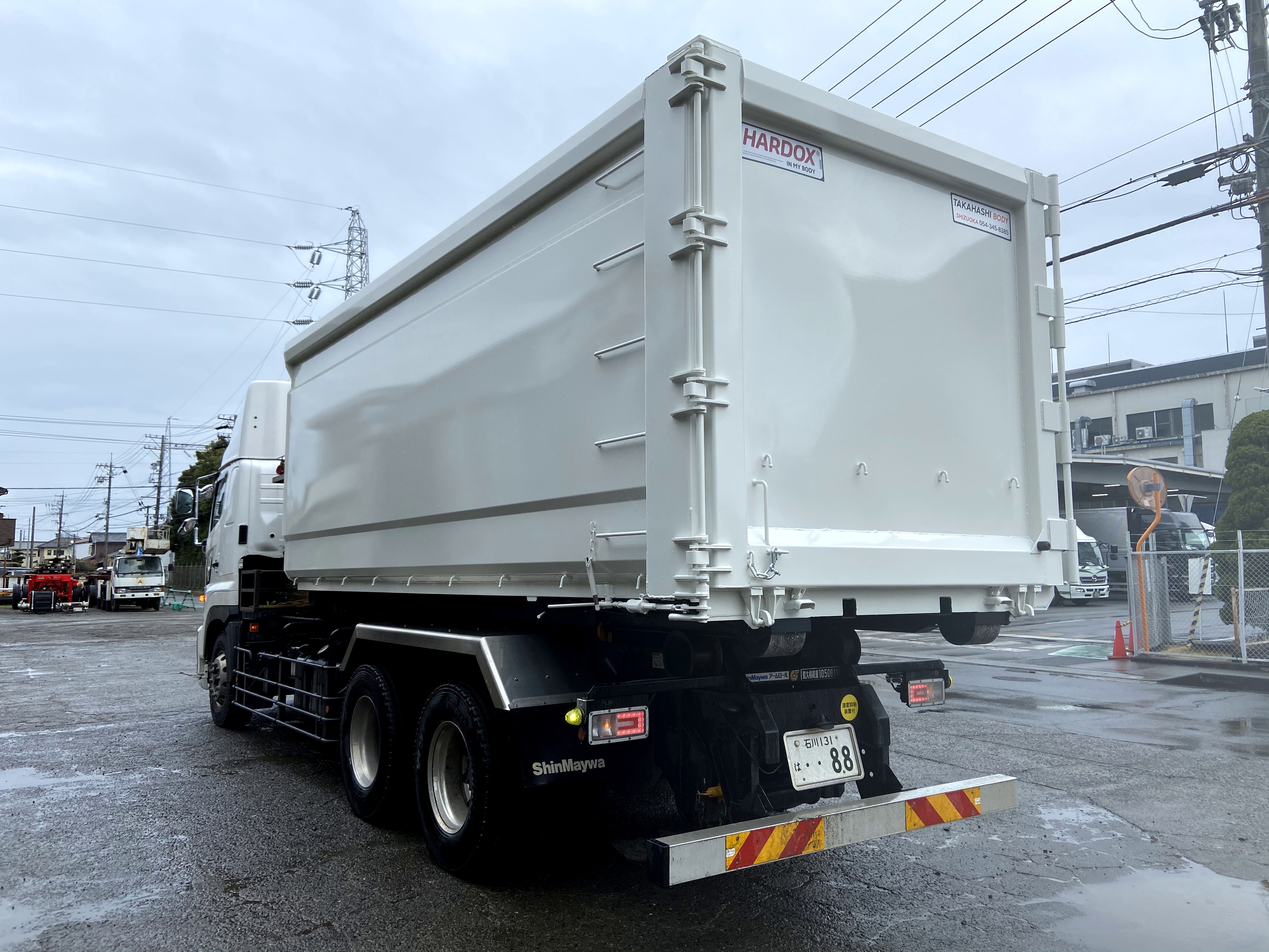 HARDOX® 産業廃棄物運搬用 30㎥ 脱着コンテナ(ホワイト) 製作写真1