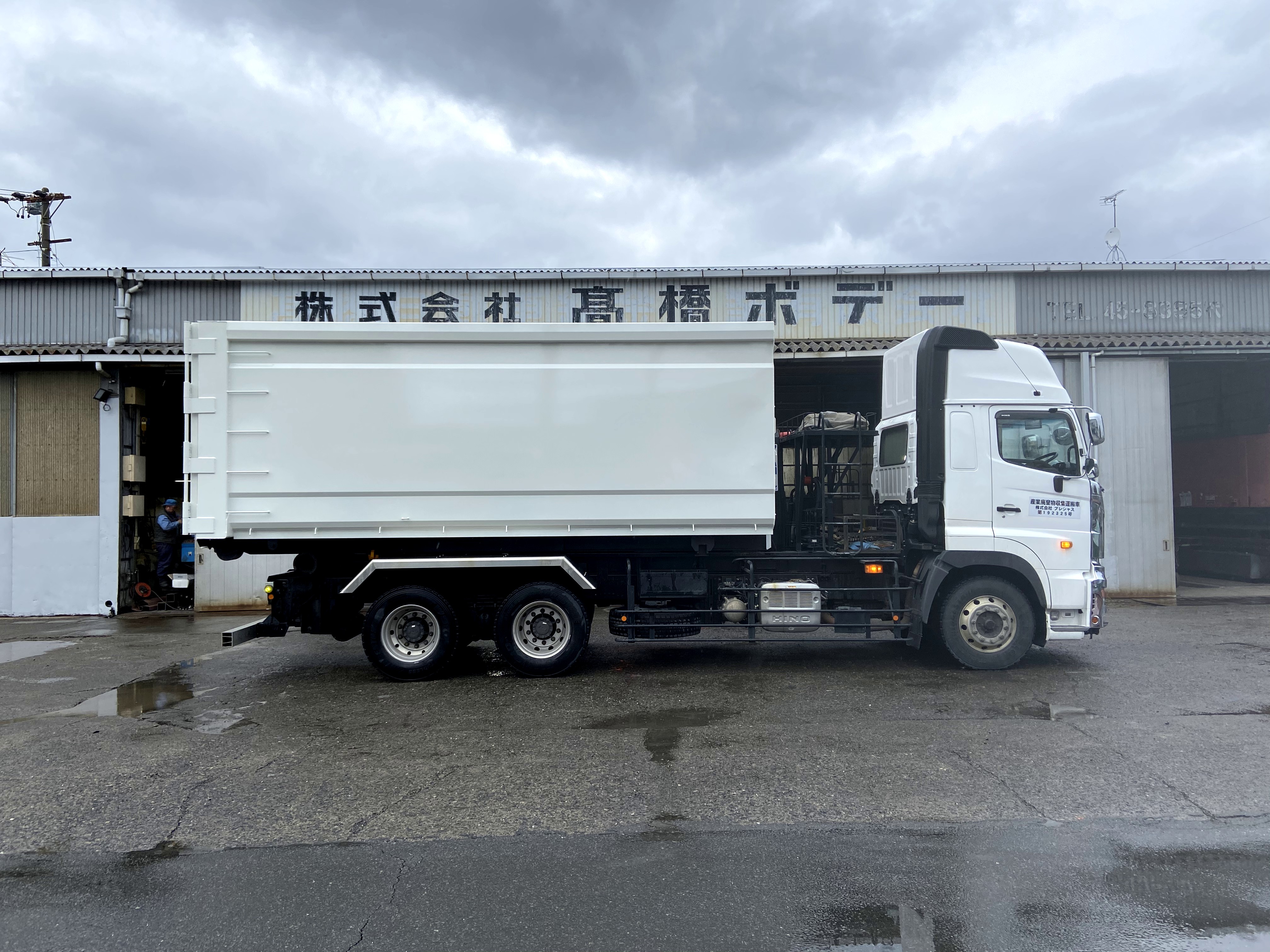 HARDOX® 産業廃棄物運搬用 30㎥ 脱着コンテナ(ホワイト) 製作写真3