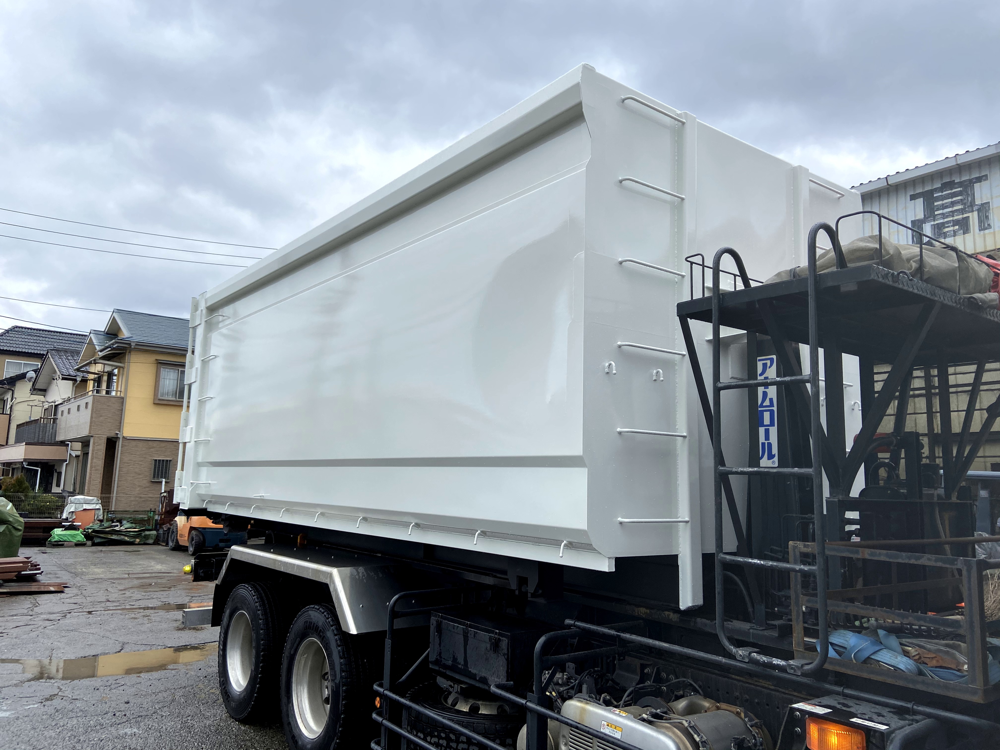 HARDOX® 産業廃棄物運搬用 30㎥ 脱着コンテナ(ホワイト) 製作写真2