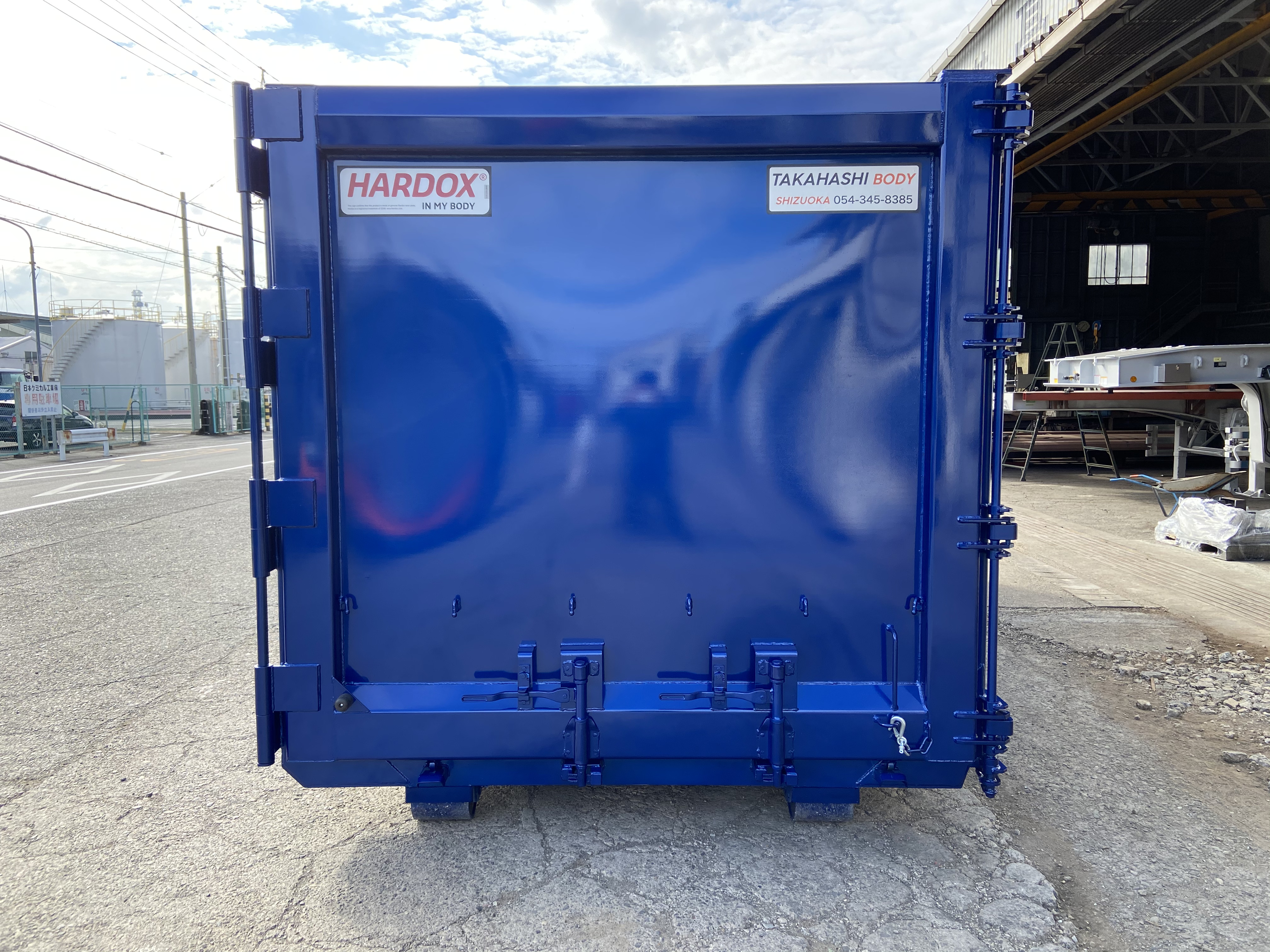 HARDOX® 産業廃棄物運搬用 30㎥ 脱着コンテナ(ブルー) 製作写真4
