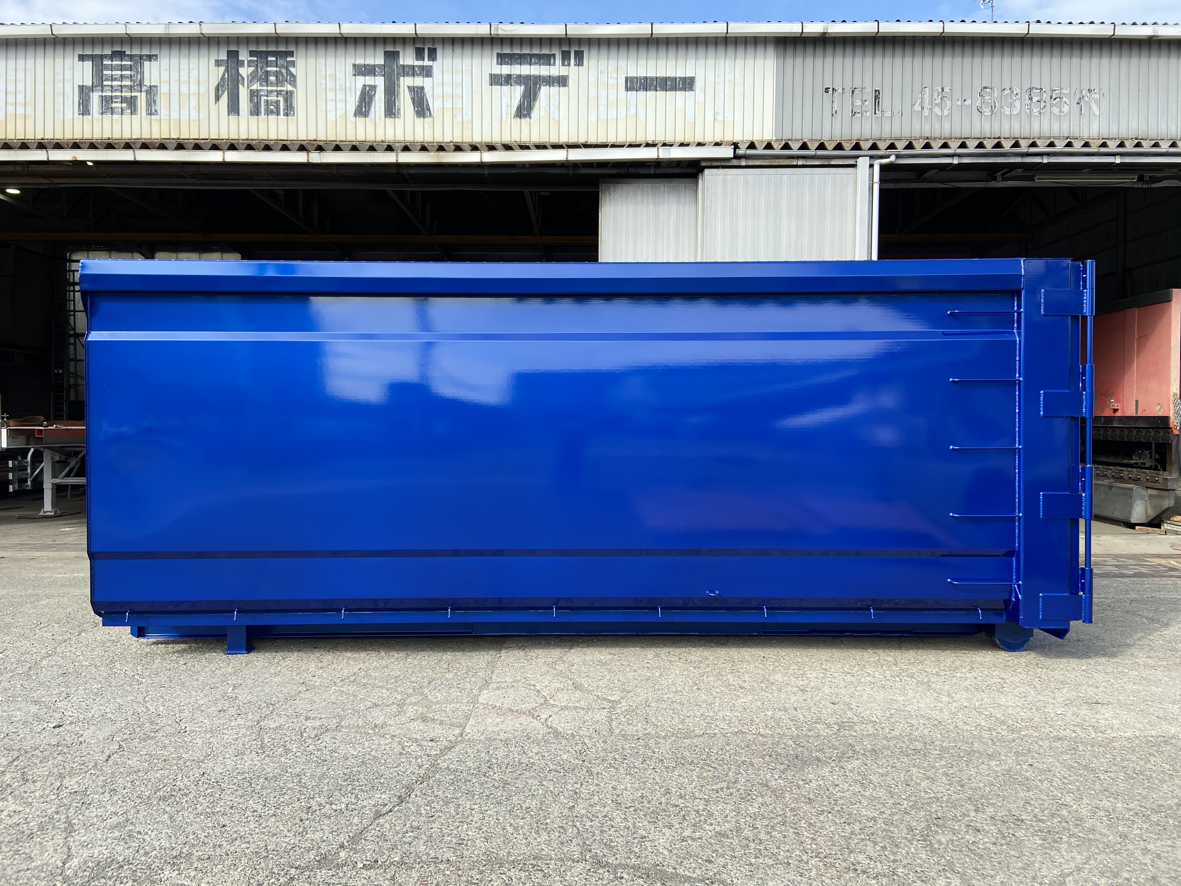 HARDOX® 産業廃棄物運搬用 30㎥ 脱着コンテナ(ブルー) 製作写真3
