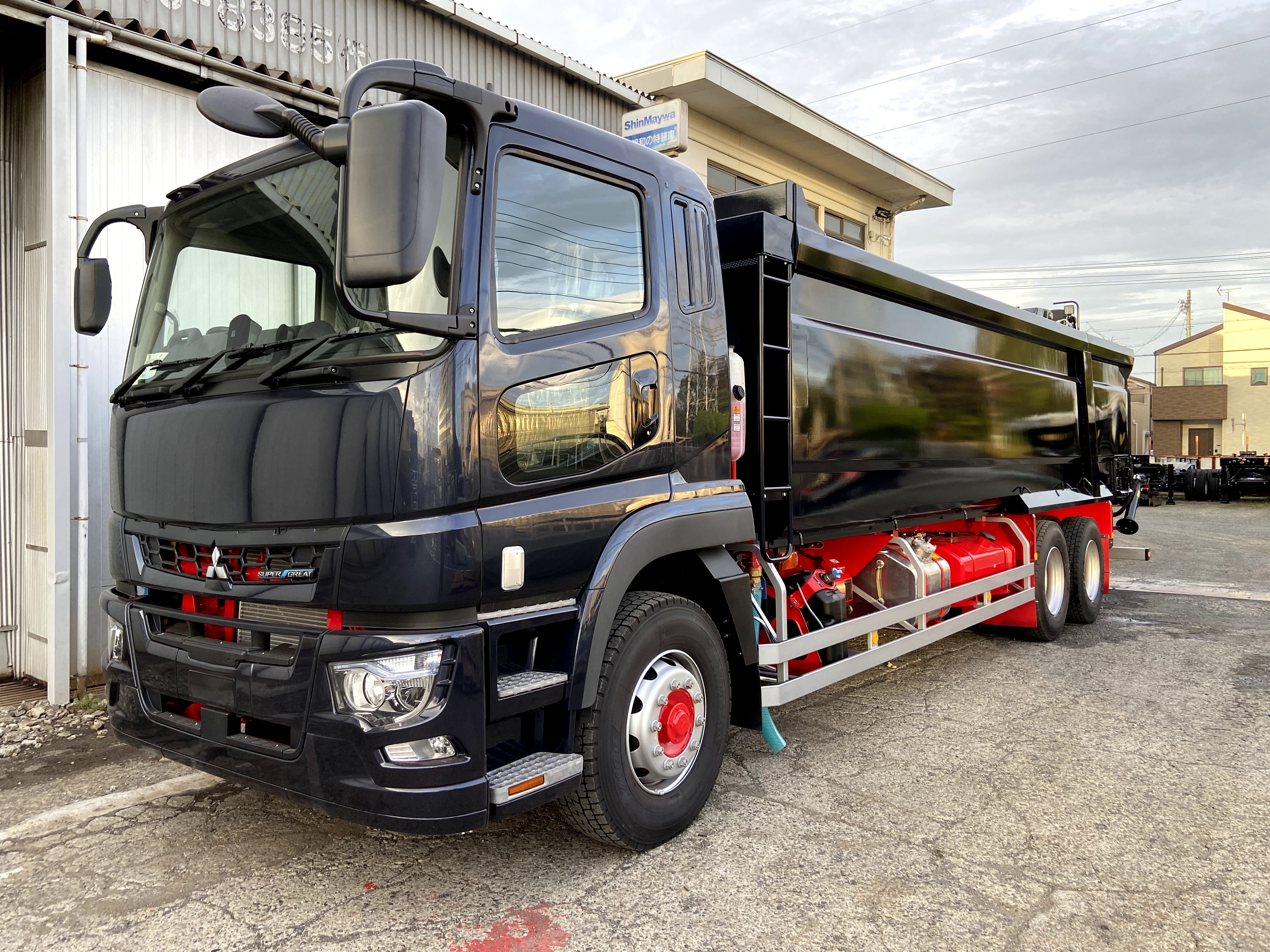 HARDOX® スクラップ運搬車輌 28㎥ クレーン 製作写真3