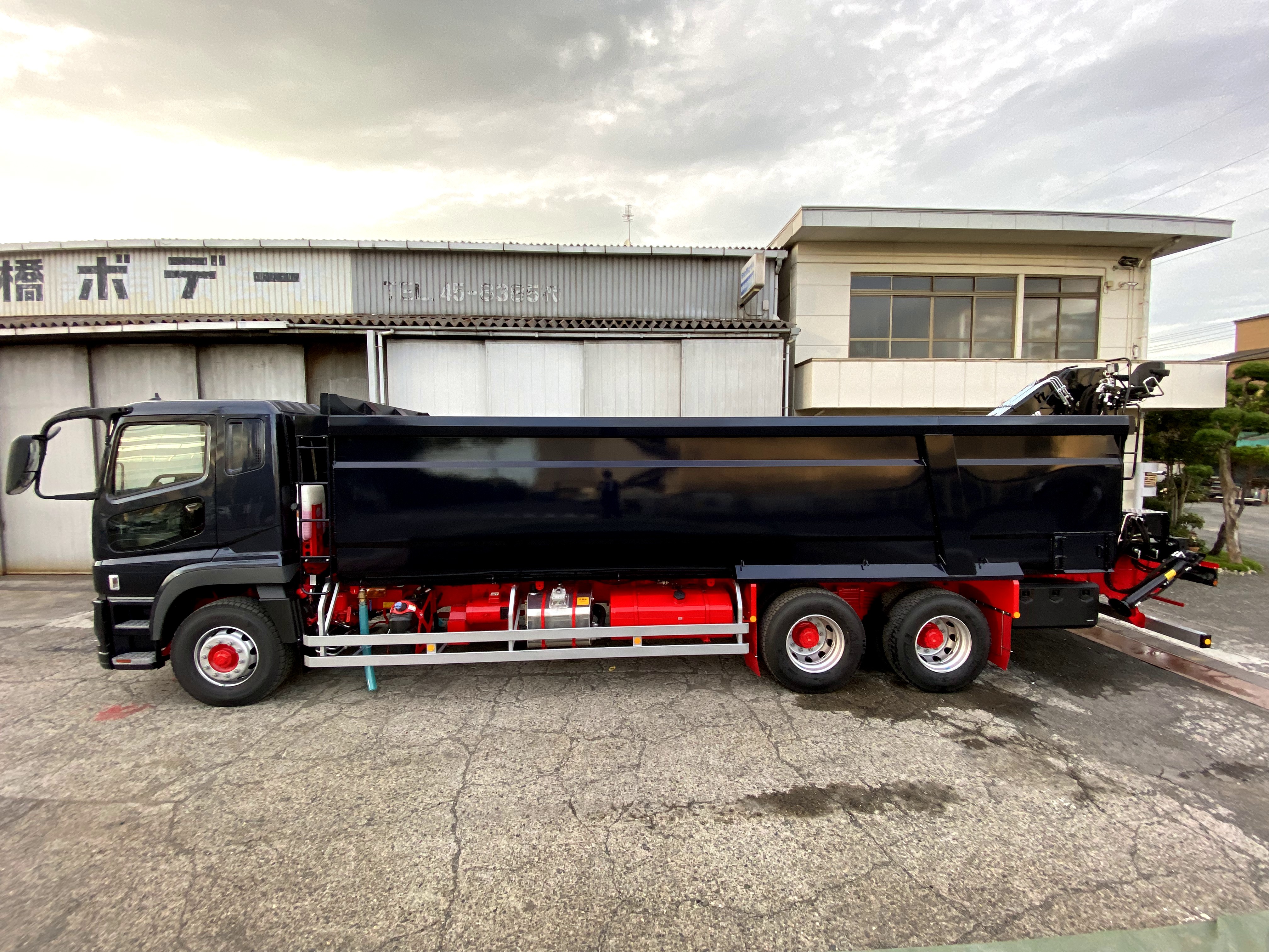 HARDOX® スクラップ運搬車輌 28㎥ クレーン 製作写真1