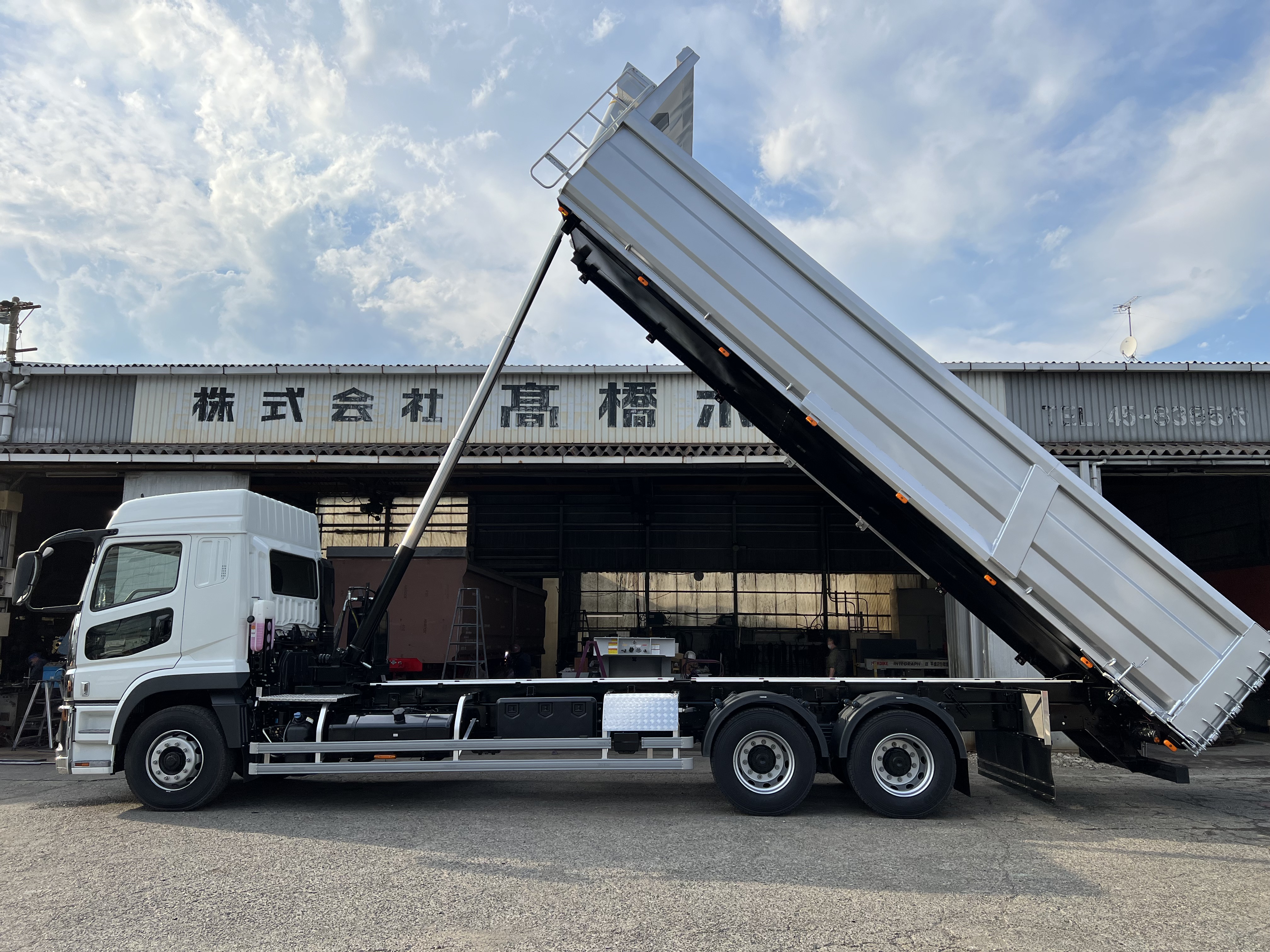 HARDOX®500Tuf ダンプ スクラップ運搬車輌 23㎥ 製作写真1