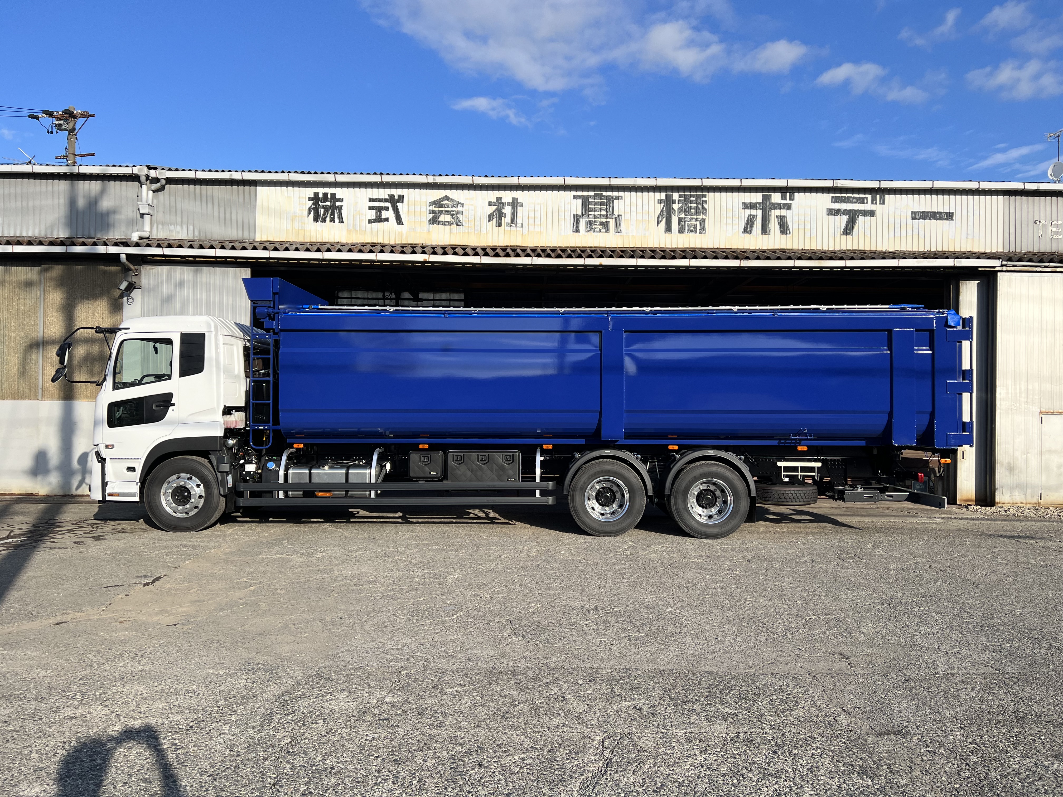 HARDOX® ダンプ 産業廃棄物運搬車輌 32㎥(ネイビー) 製作写真1