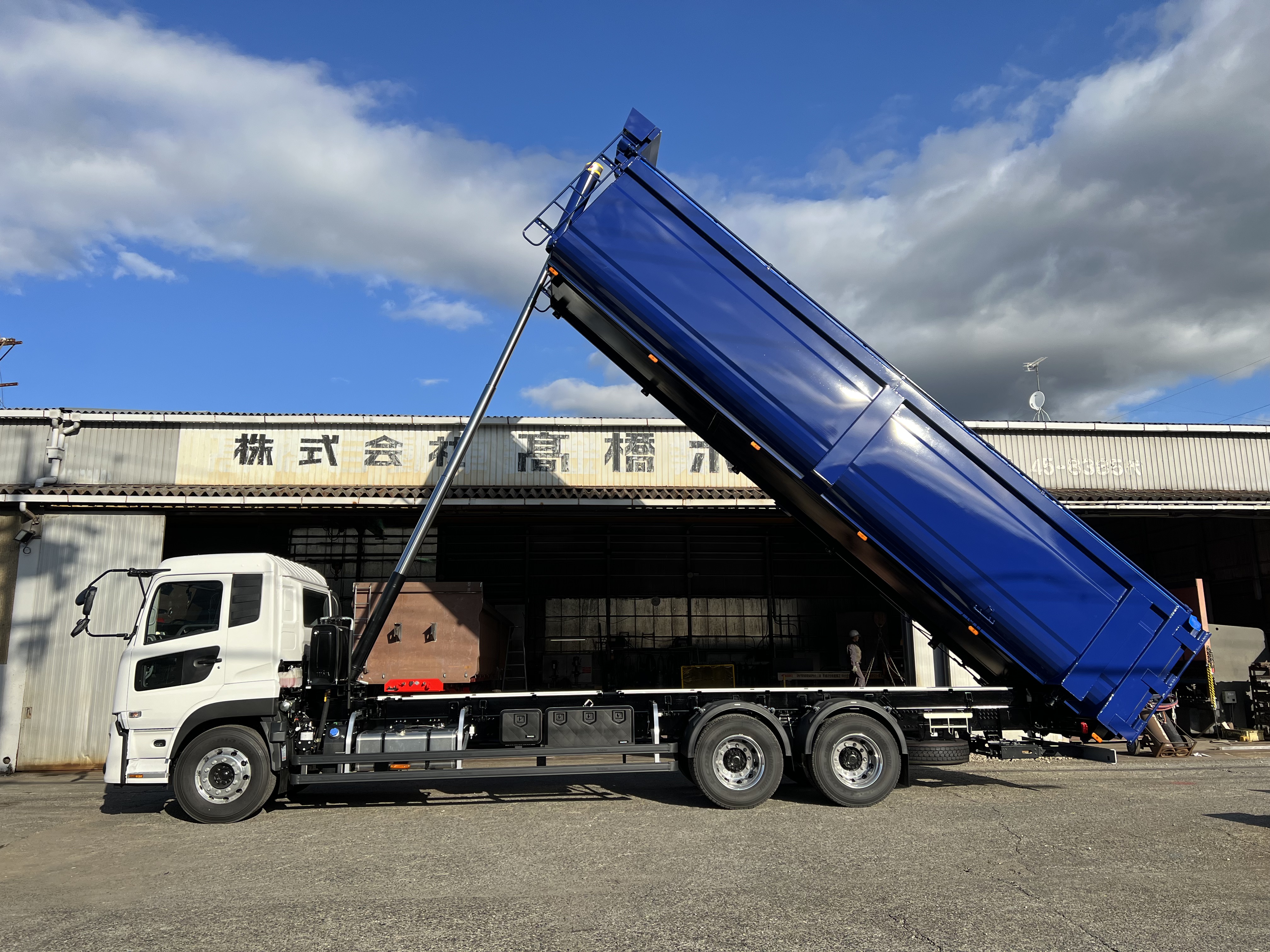 HARDOX® ダンプ 産業廃棄物運搬車輌 32㎥(ネイビー) 製作写真4