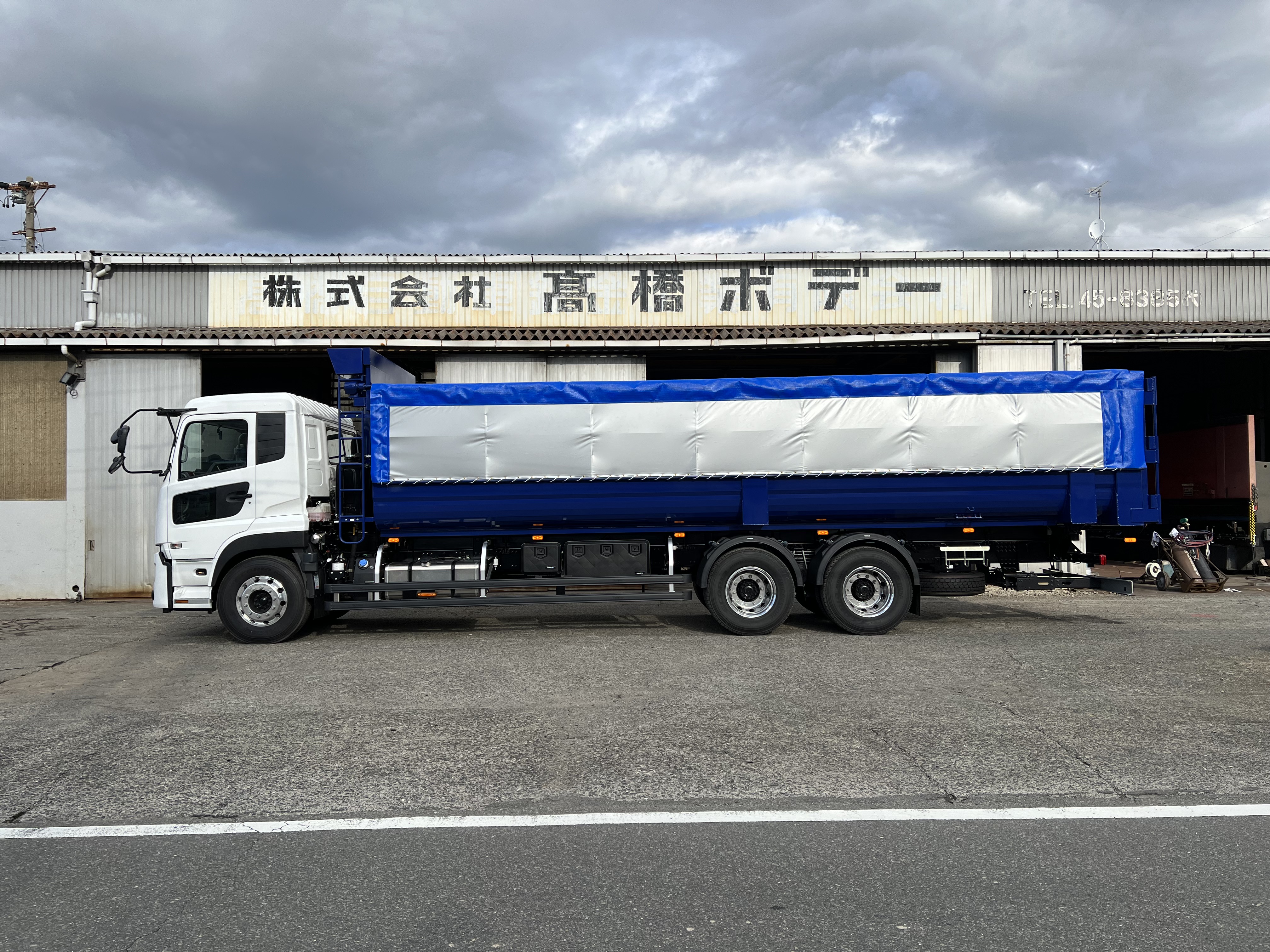 HARDOX® ダンプ 産業廃棄物運搬車輌 32㎥(ネイビー) 製作写真2