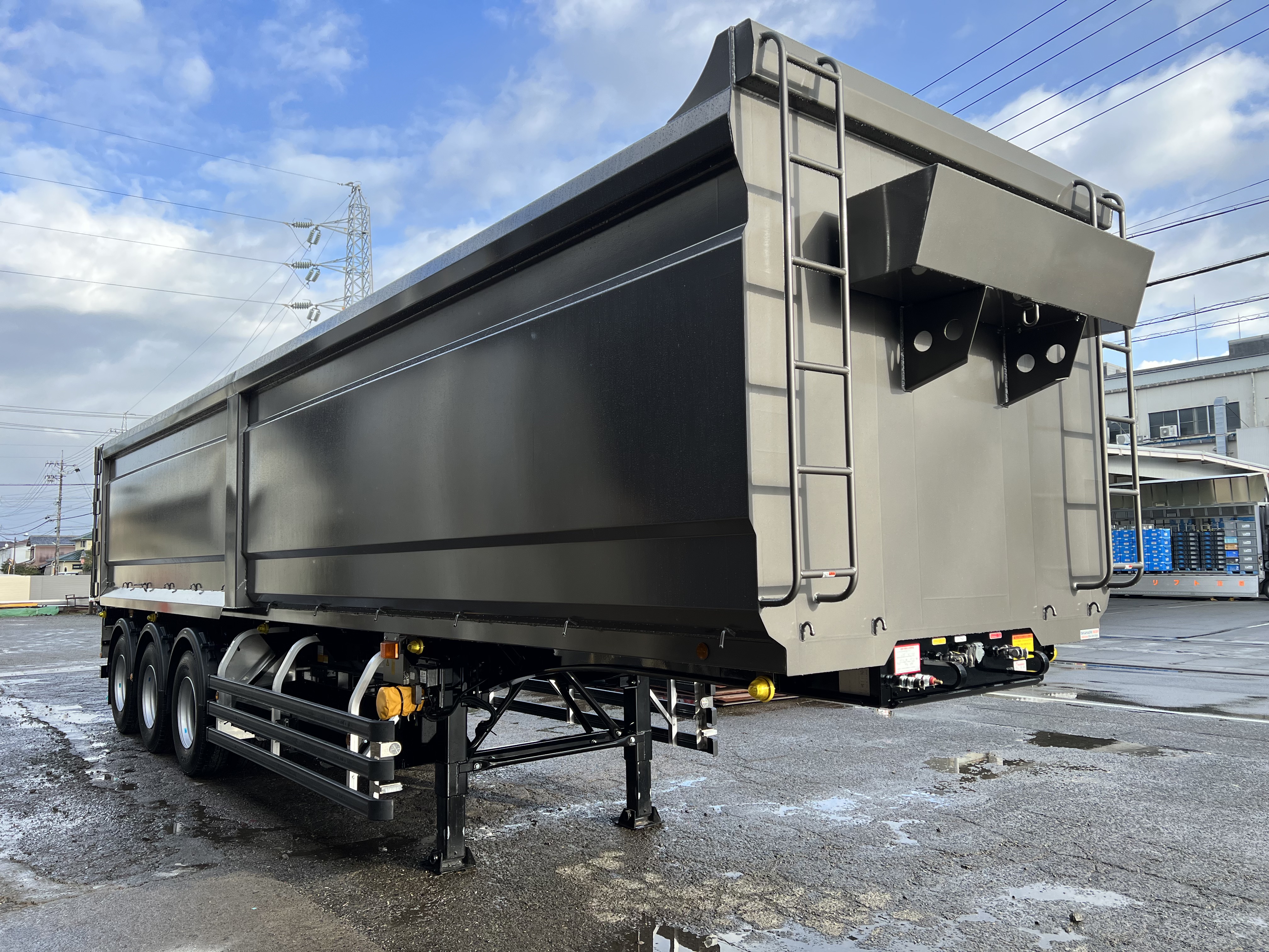 HARDOX® スクラップセミトレーラー 44㎥ テールゲート型 製作写真2