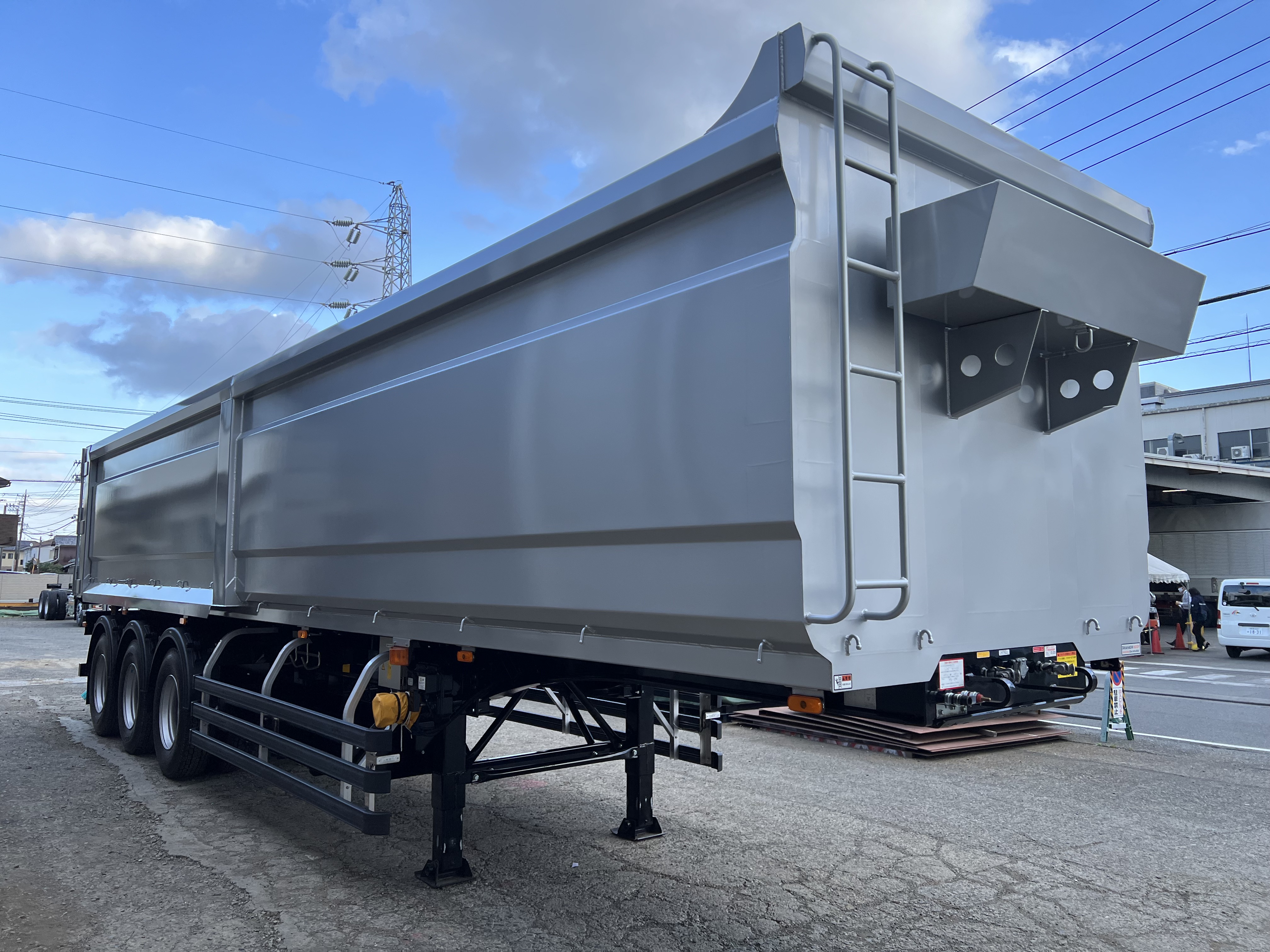 HARDOX® スクラップセミトレーラー 42㎥ テールゲート型 製作写真4