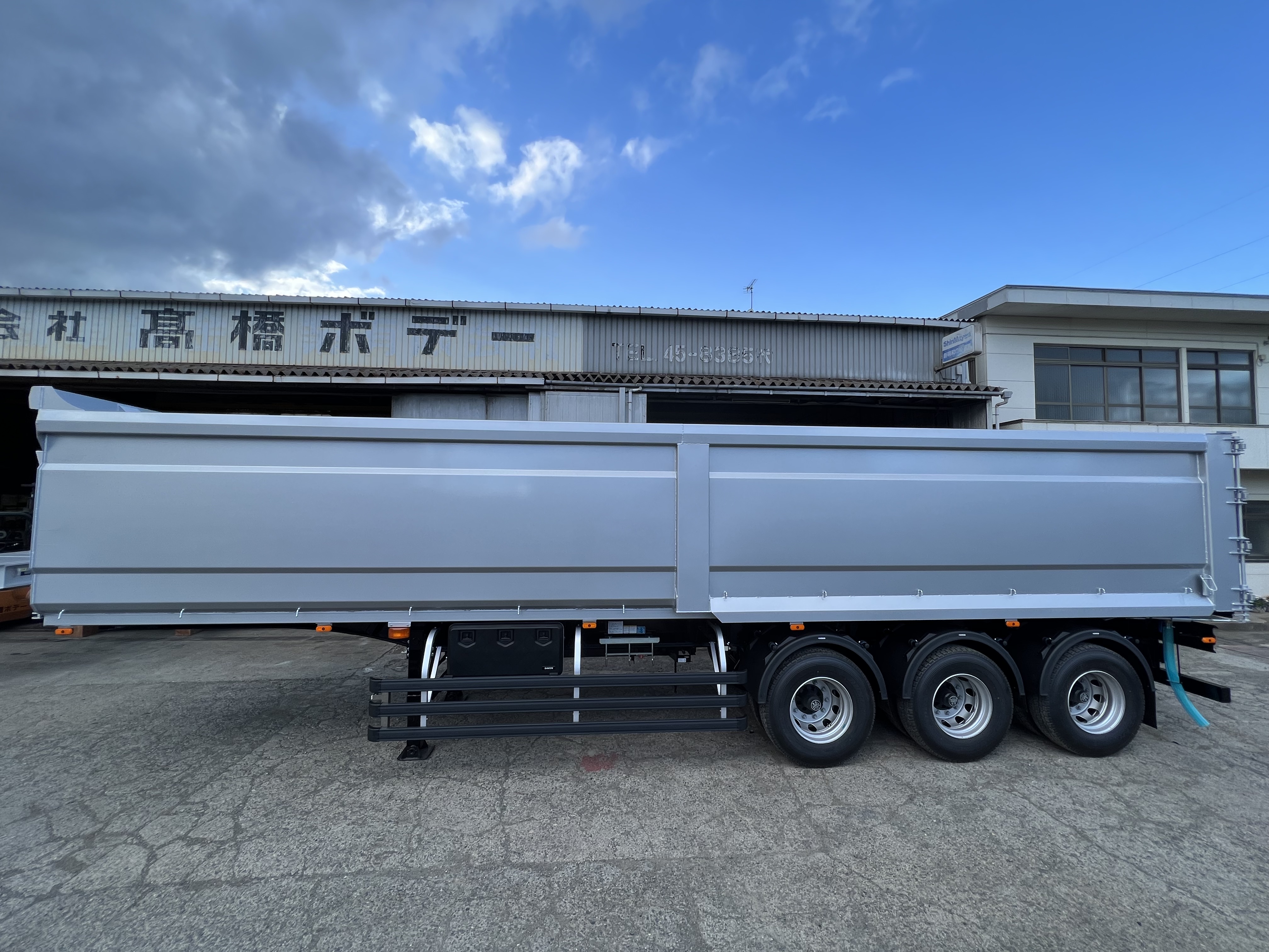HARDOX® スクラップセミトレーラー 42㎥ テールゲート型 製作写真2
