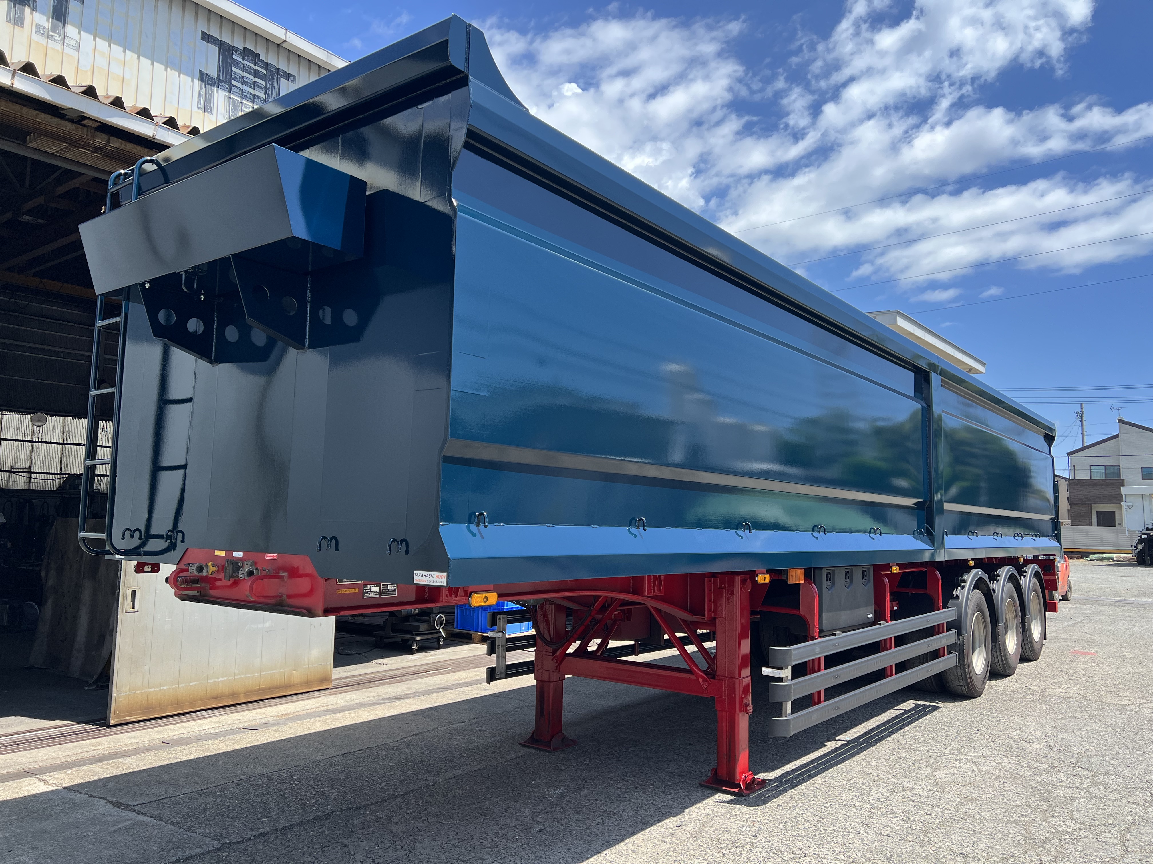 HARDOX® スクラップセミトレーラー 45㎥ BOX型 特大清掃窓 製作写真3
