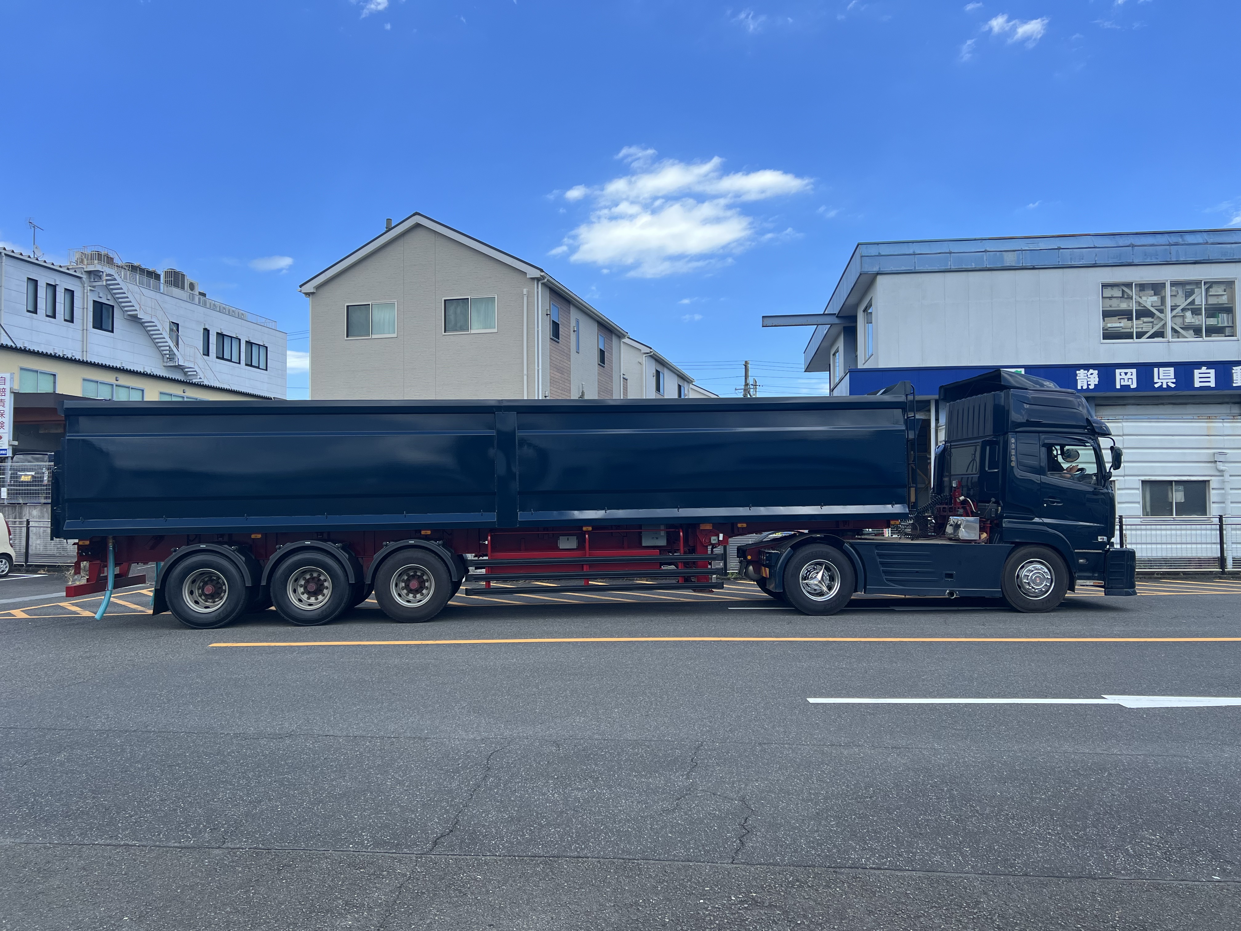 HARDOX® スクラップセミトレーラー 45㎥ BOX型 特大清掃窓 製作写真1