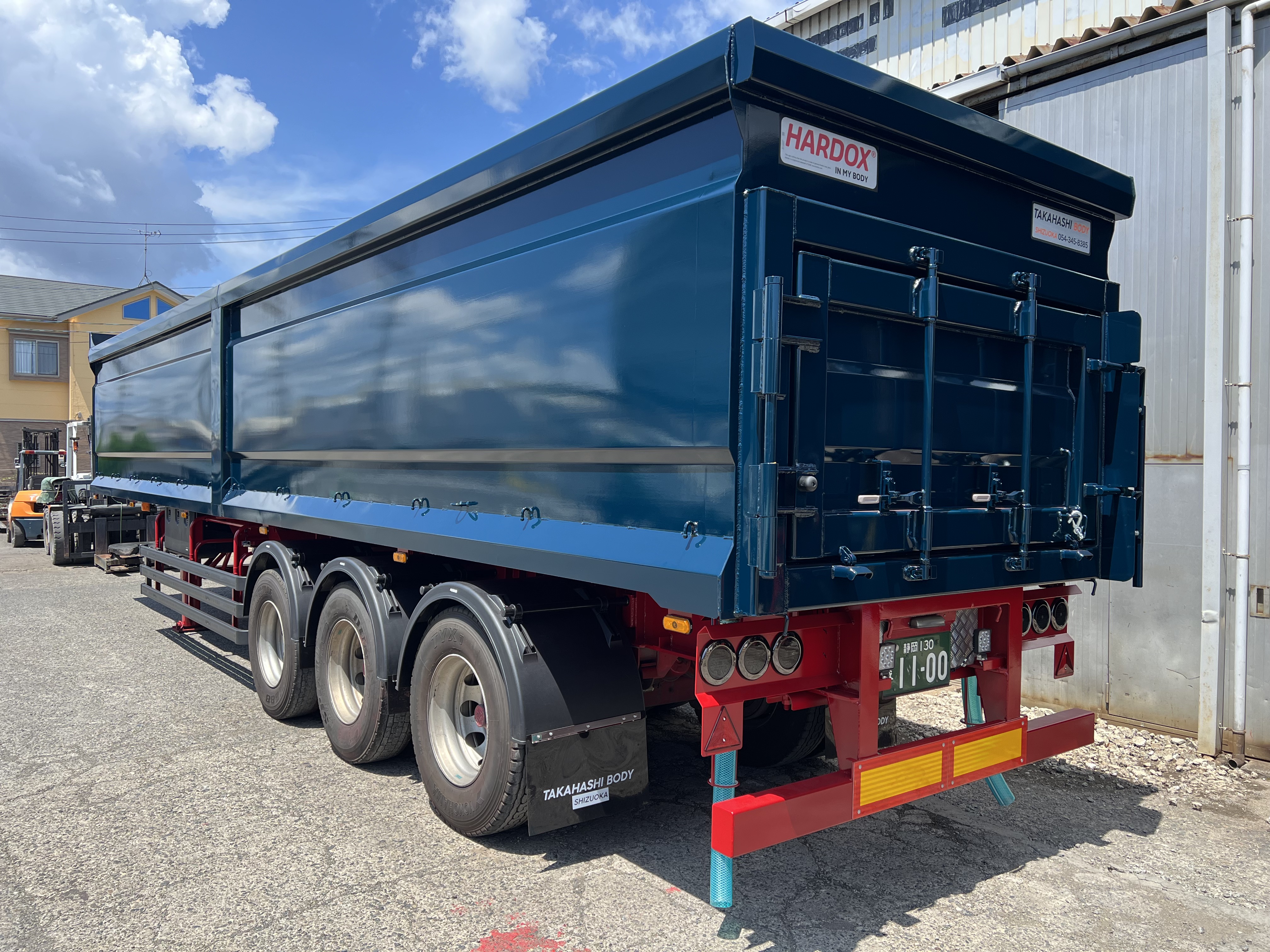 HARDOX® スクラップセミトレーラー 45㎥ BOX型 特大清掃窓 製作写真2