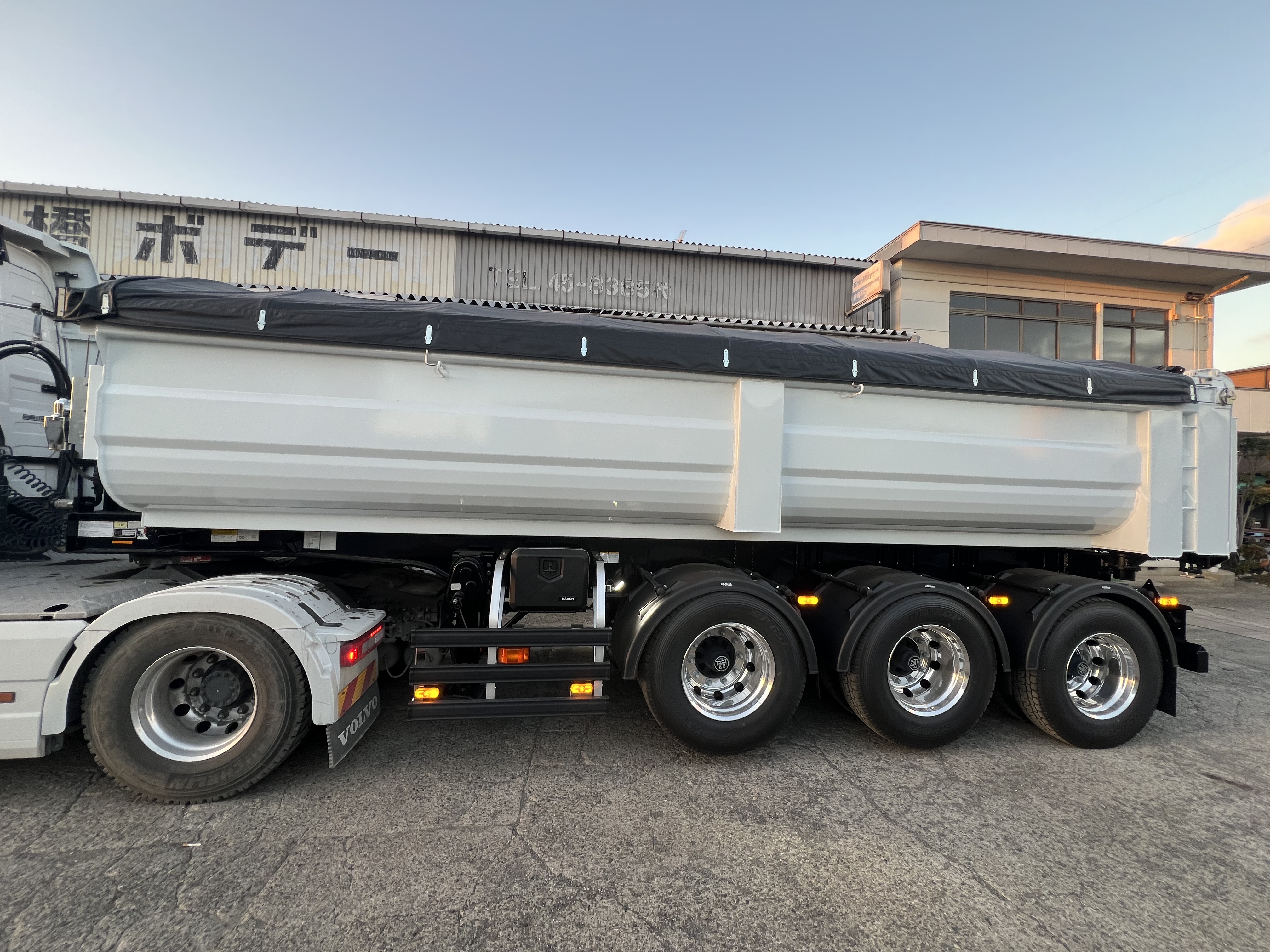 HARDOX® 土砂運搬用トレーラダンプ 18㎥ 製作写真4