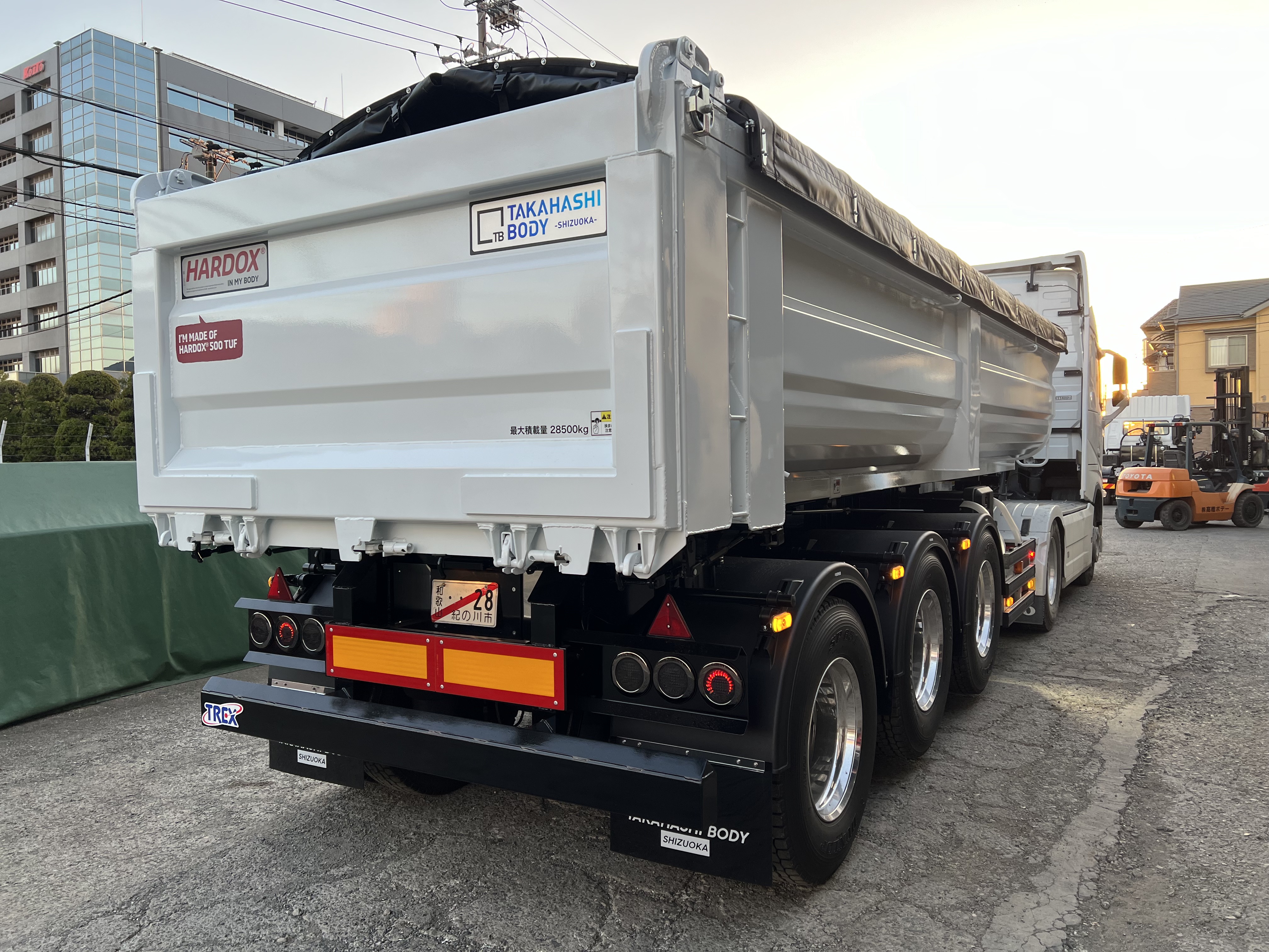 HARDOX® 土砂運搬用トレーラダンプ 18㎥ 製作写真2