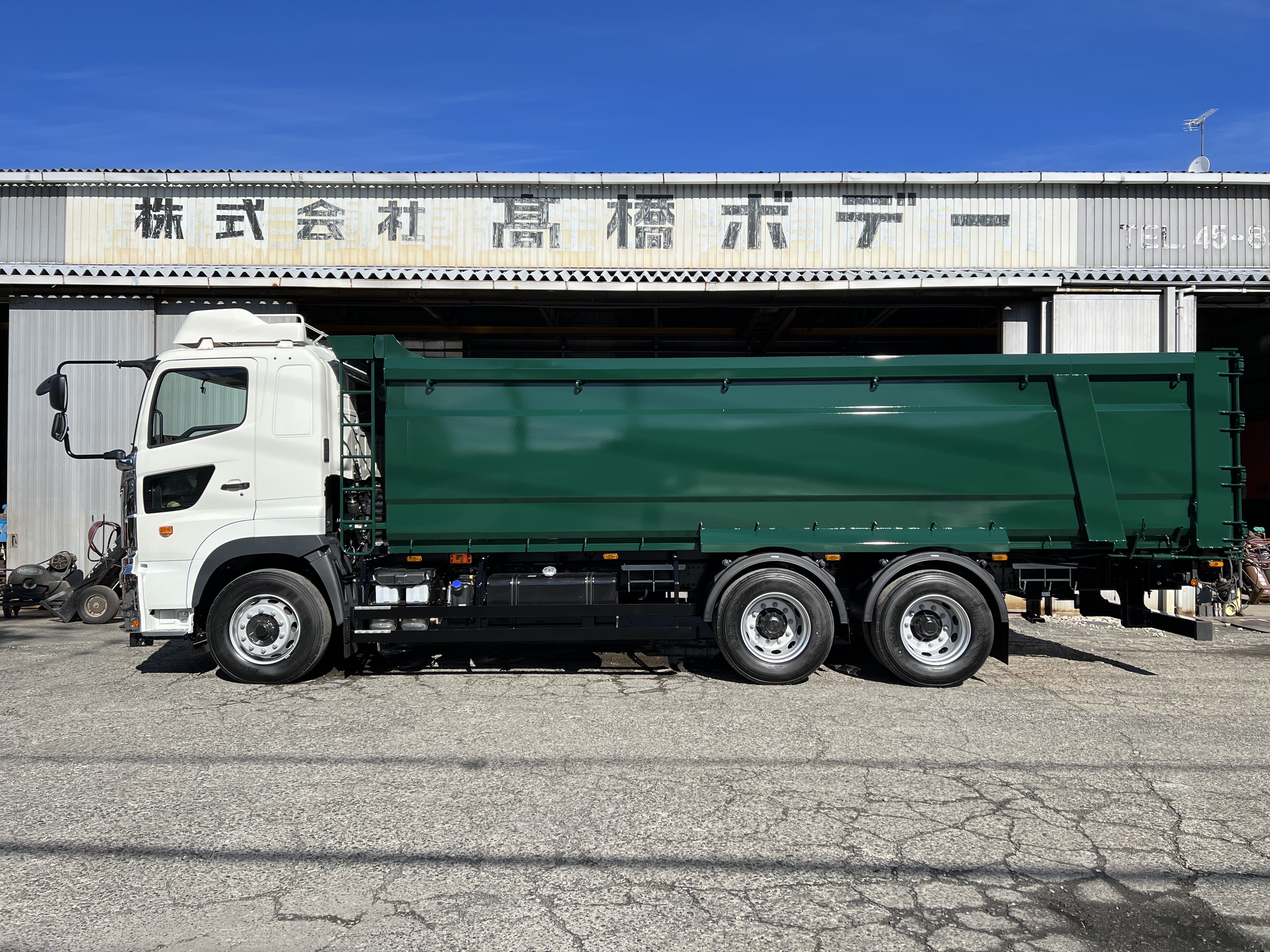 HARDOX® スクラップ運搬車輌 BOX 25㎥ (GVW22t) 製作写真1