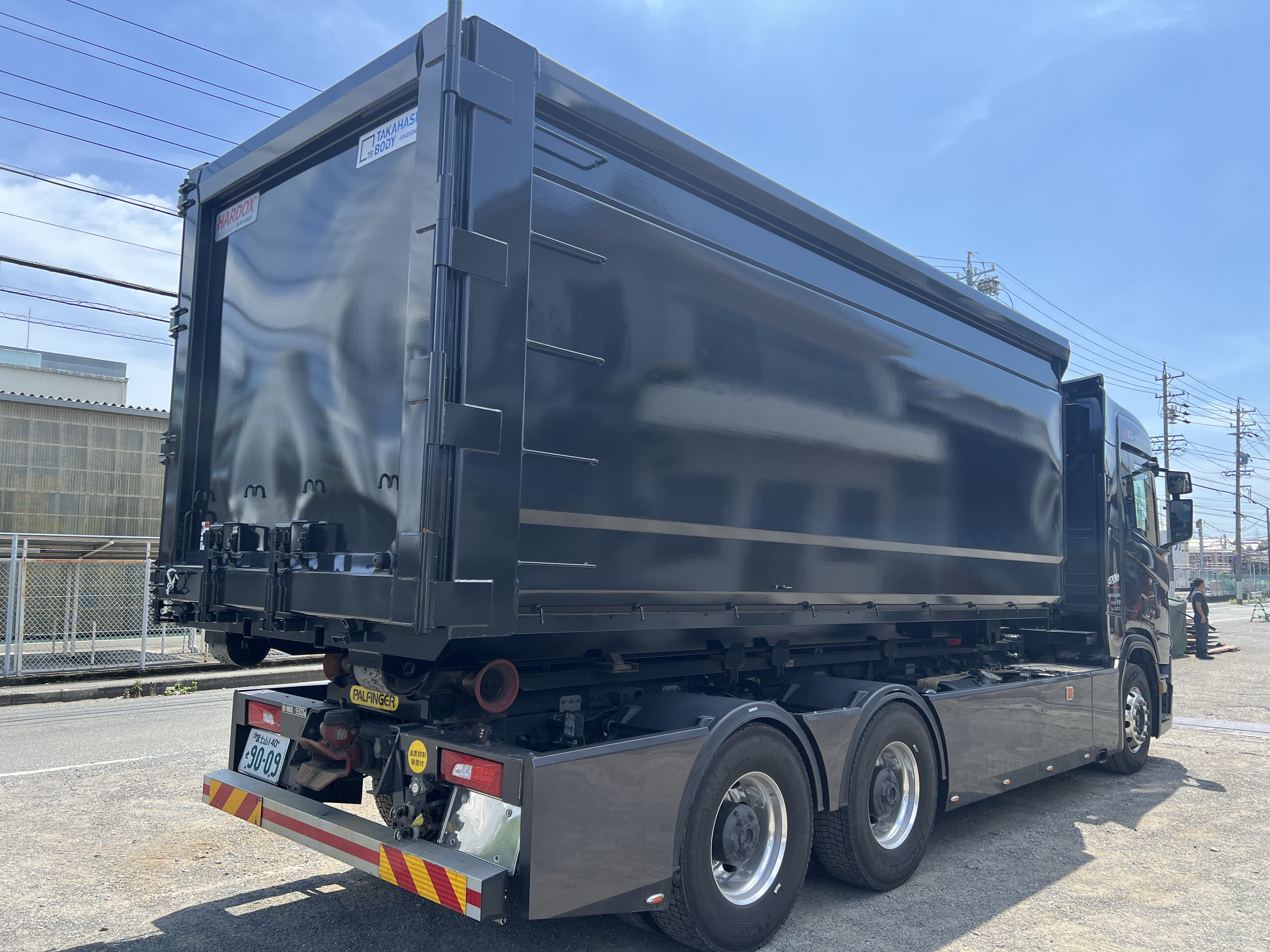 HARDOX® 産業廃棄物運搬用 30㎥ 脱着コンテナ（ガンメタル） 製作写真2