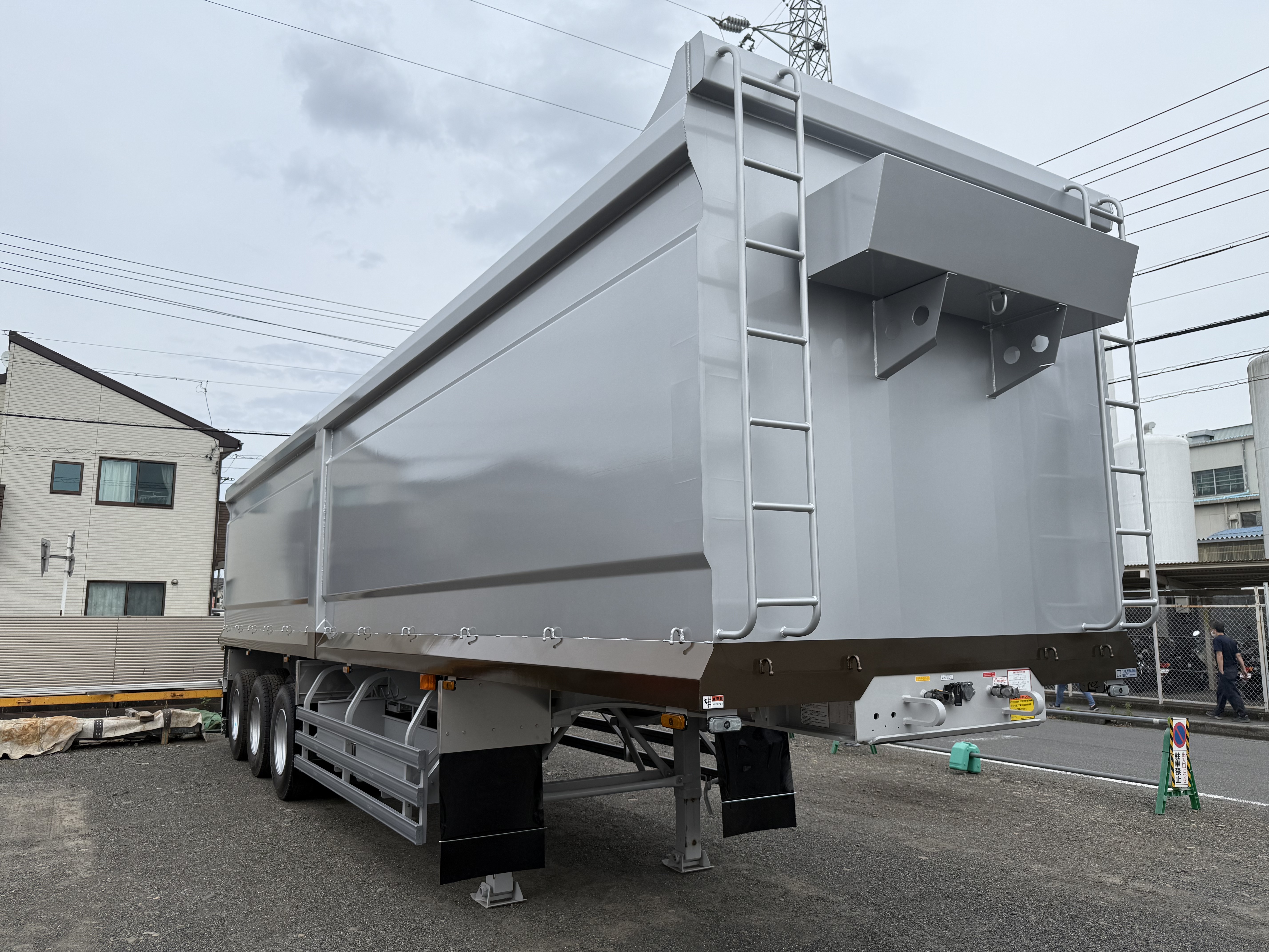 HARDOX®500TUF スクラップトレーラー 50㎥ BOX型（ゴールドライン） 製作写真1