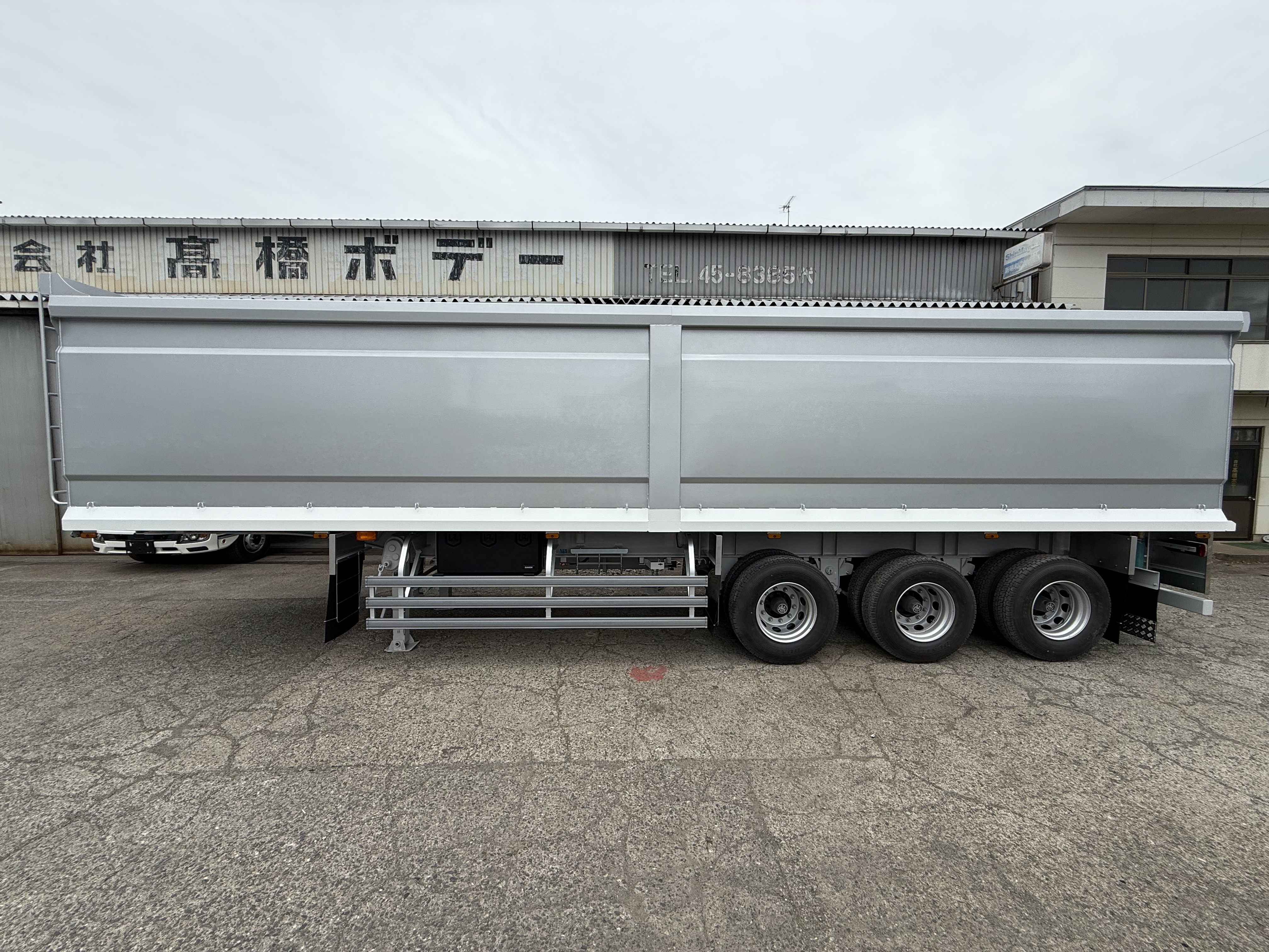 HARDOX®500TUF スクラップトレーラー 50㎥ BOX型（ホワイトライン） 製作写真3