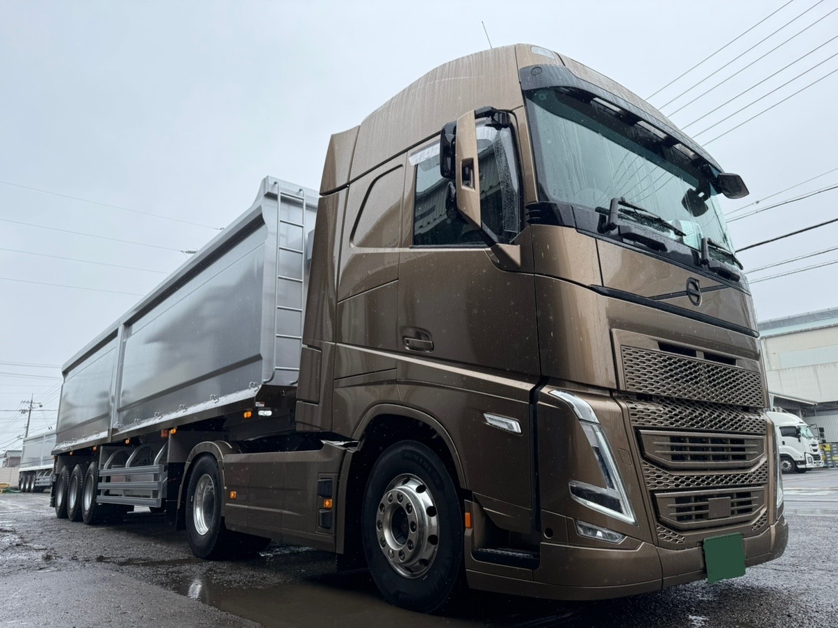 HARDOX®︎500Tufを使用したスクラップトレーラーの外観とVOLVOのトラクタ