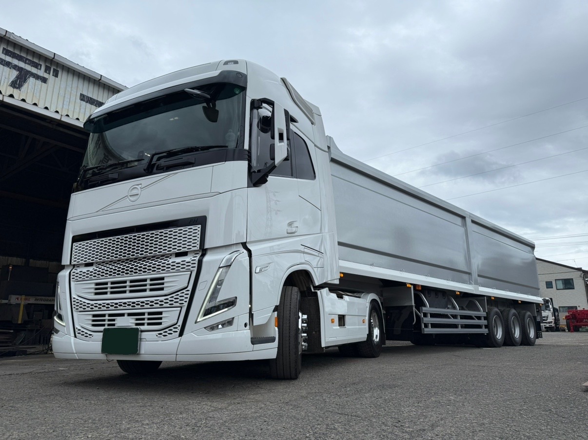 HARDOX®︎500Tufを使用したスクラップトレーラーの外観とVOLVOのトラクタ