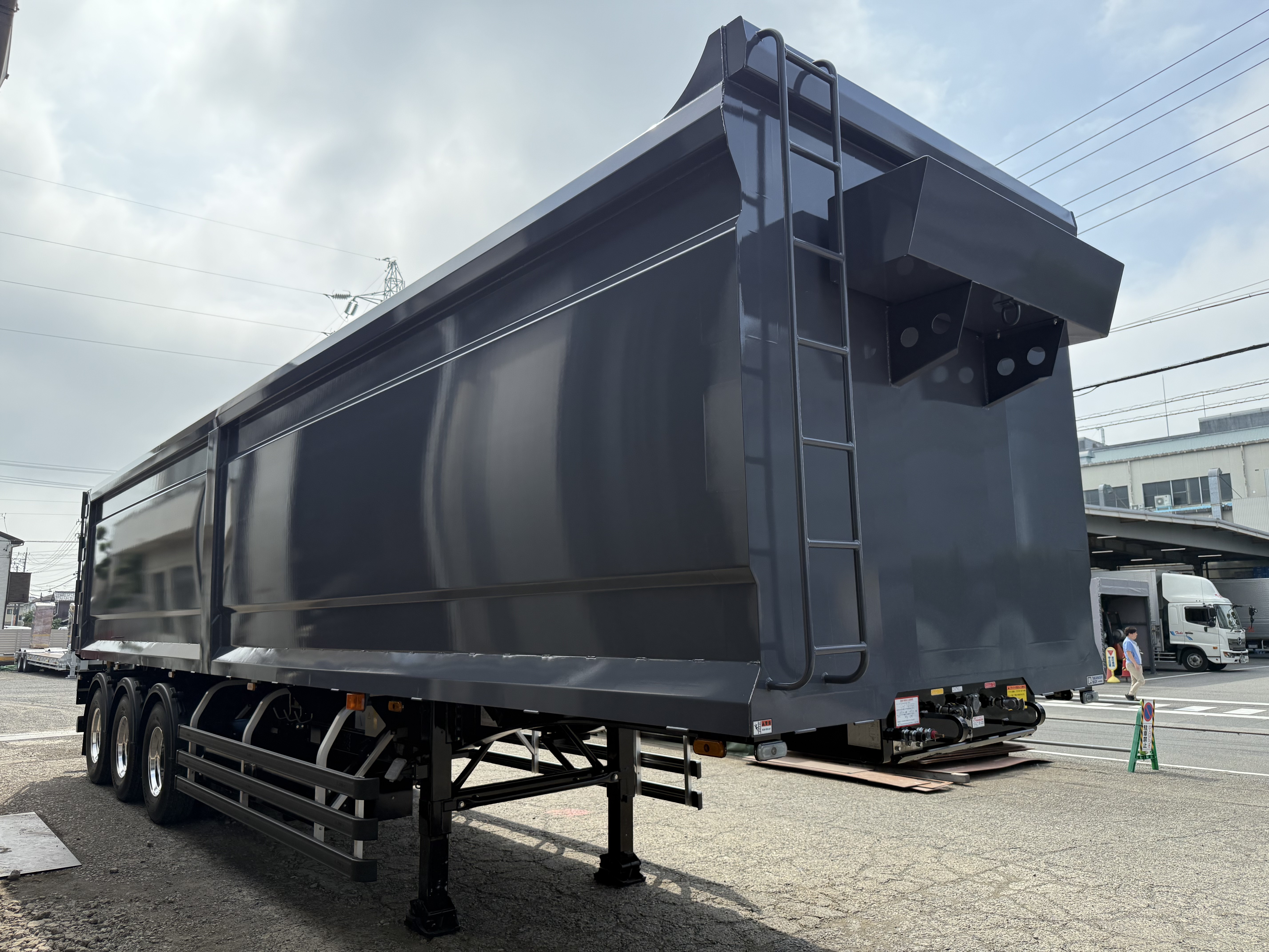 HARDOX®500TUF スクラップトレーラー 50㎥ T/G型 製作写真1