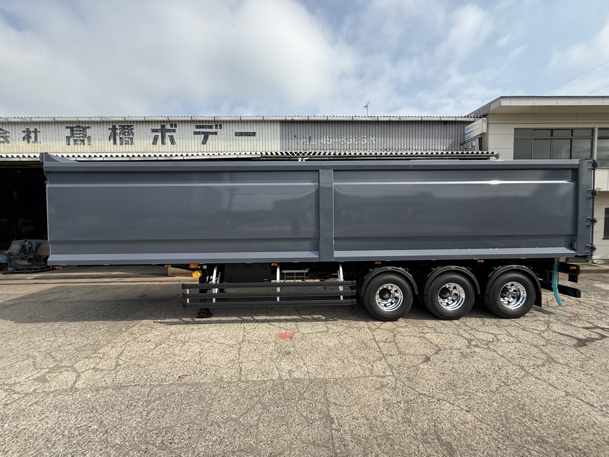 HARDOX®︎500Tufを使用したスクラップトレーラーの外観