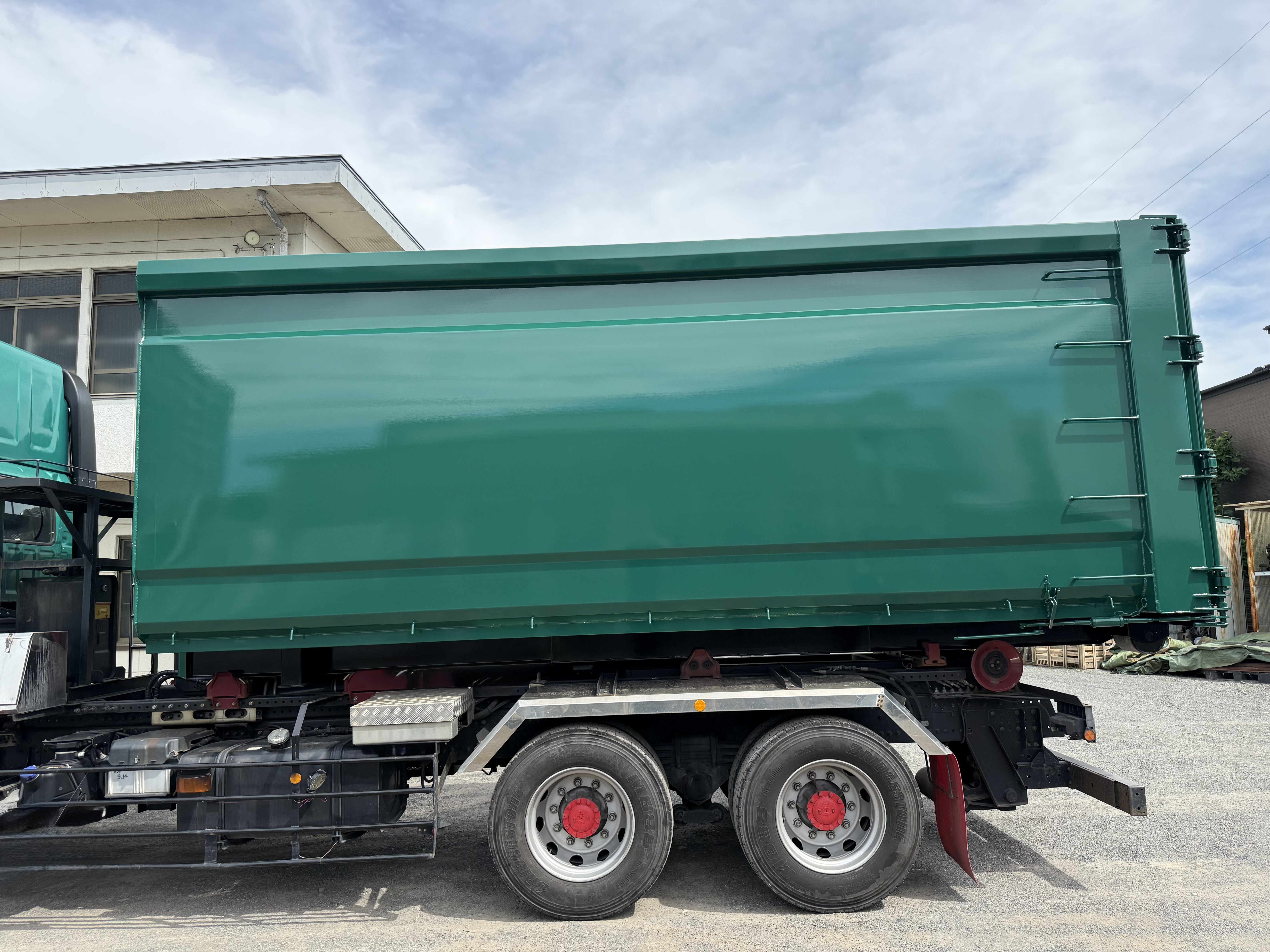 HARDOX®500Tuf 産業廃棄物収集運搬 30㎥ 脱着コンテナ（ディープグリーン） 製作写真1