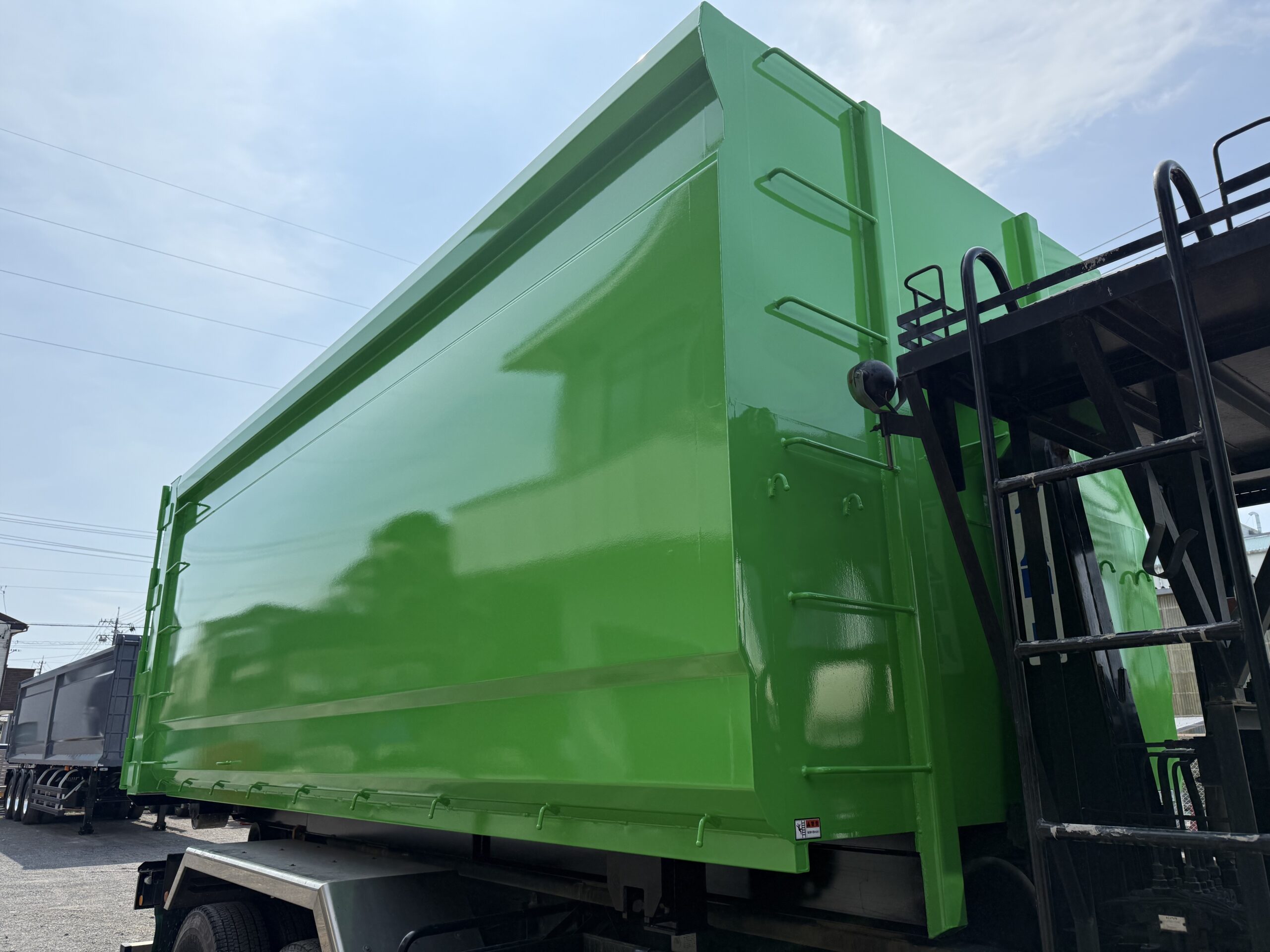 HARDOX®︎500Tufを使用した脱着コンテナの外観