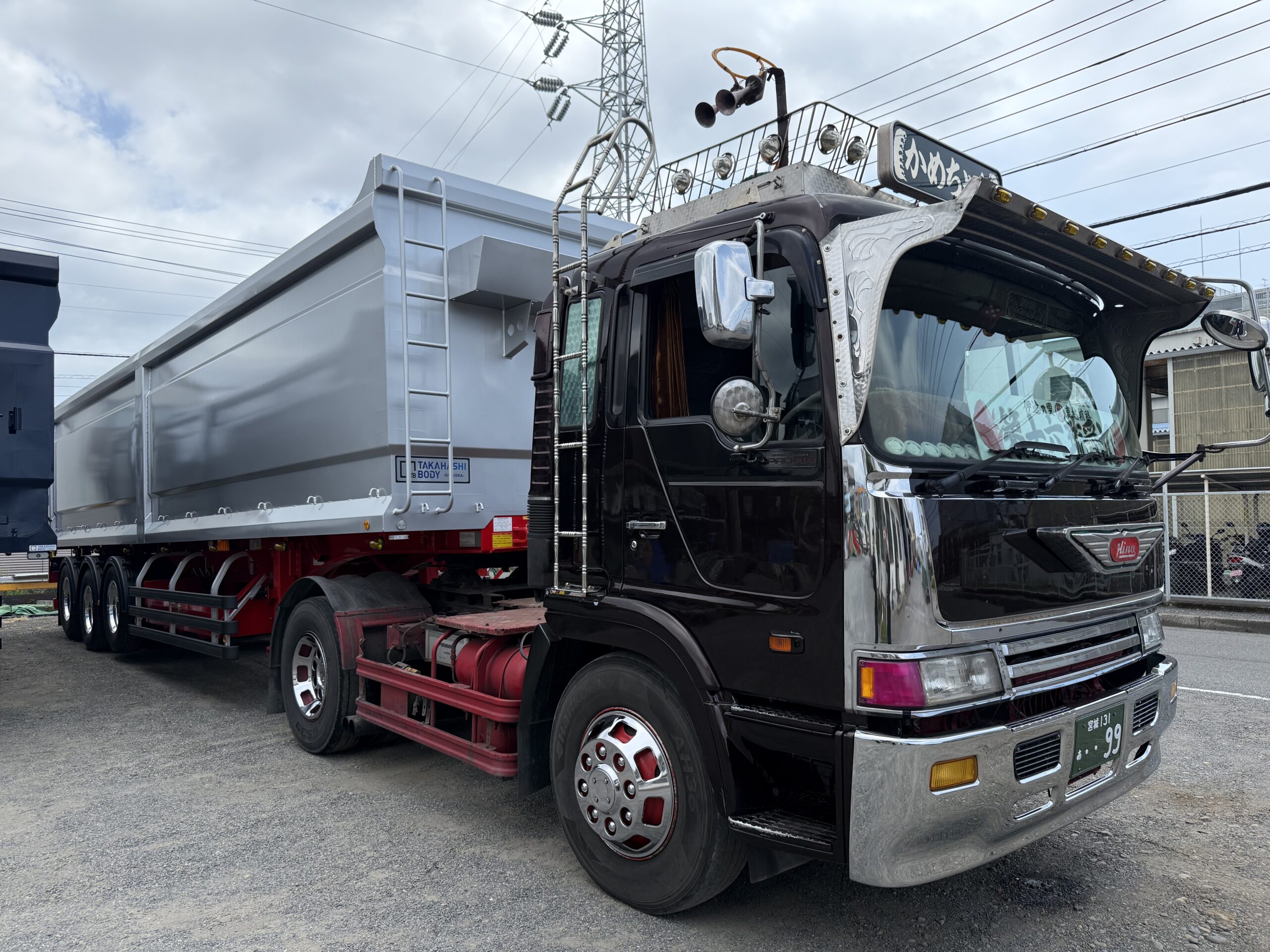 HARDOX®︎500Tufを使用したスクラップトレーラーの外観