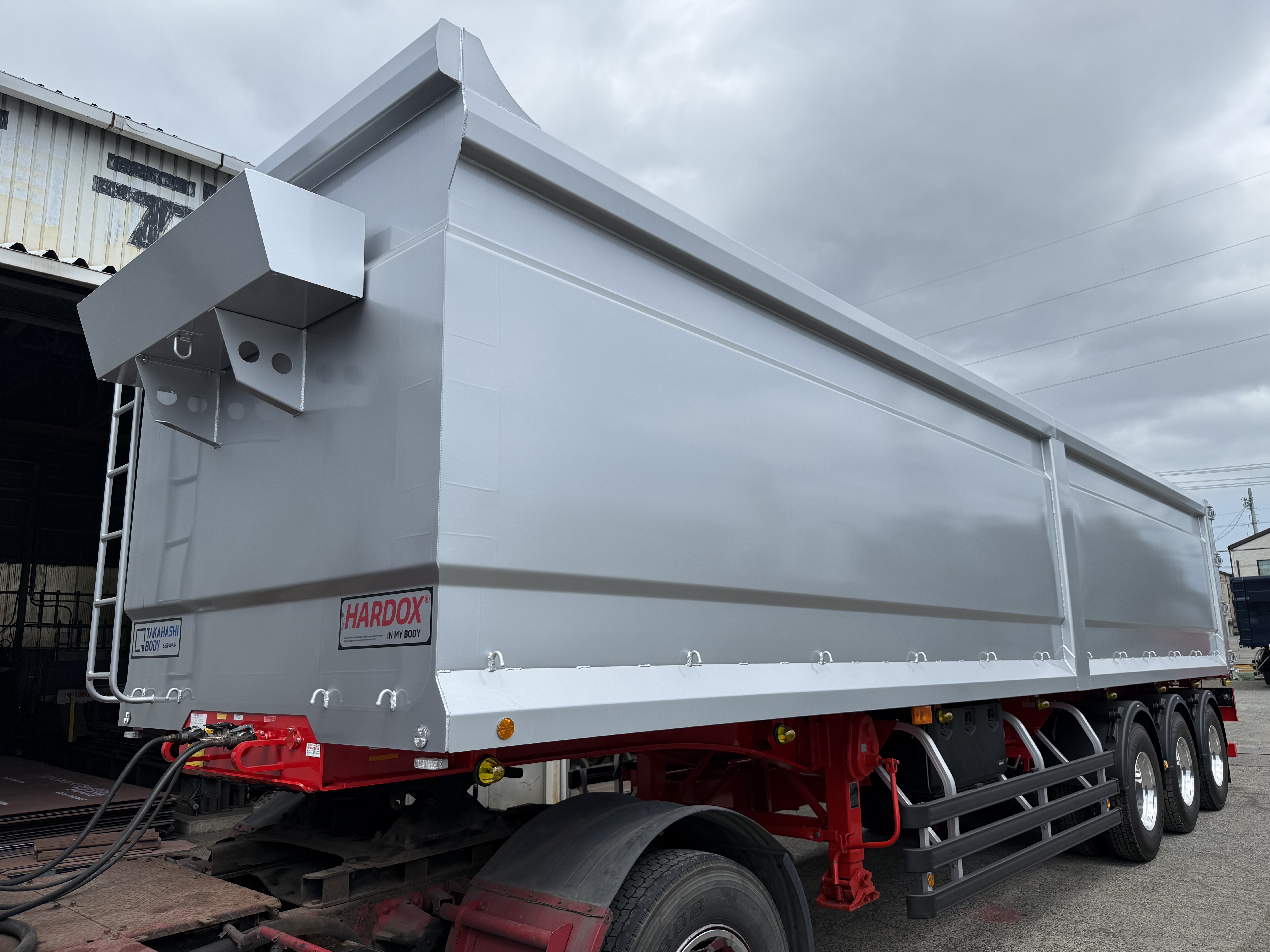 HARDOX®500TUF スクラップトレーラー 47㎥ T/G型 製作写真4