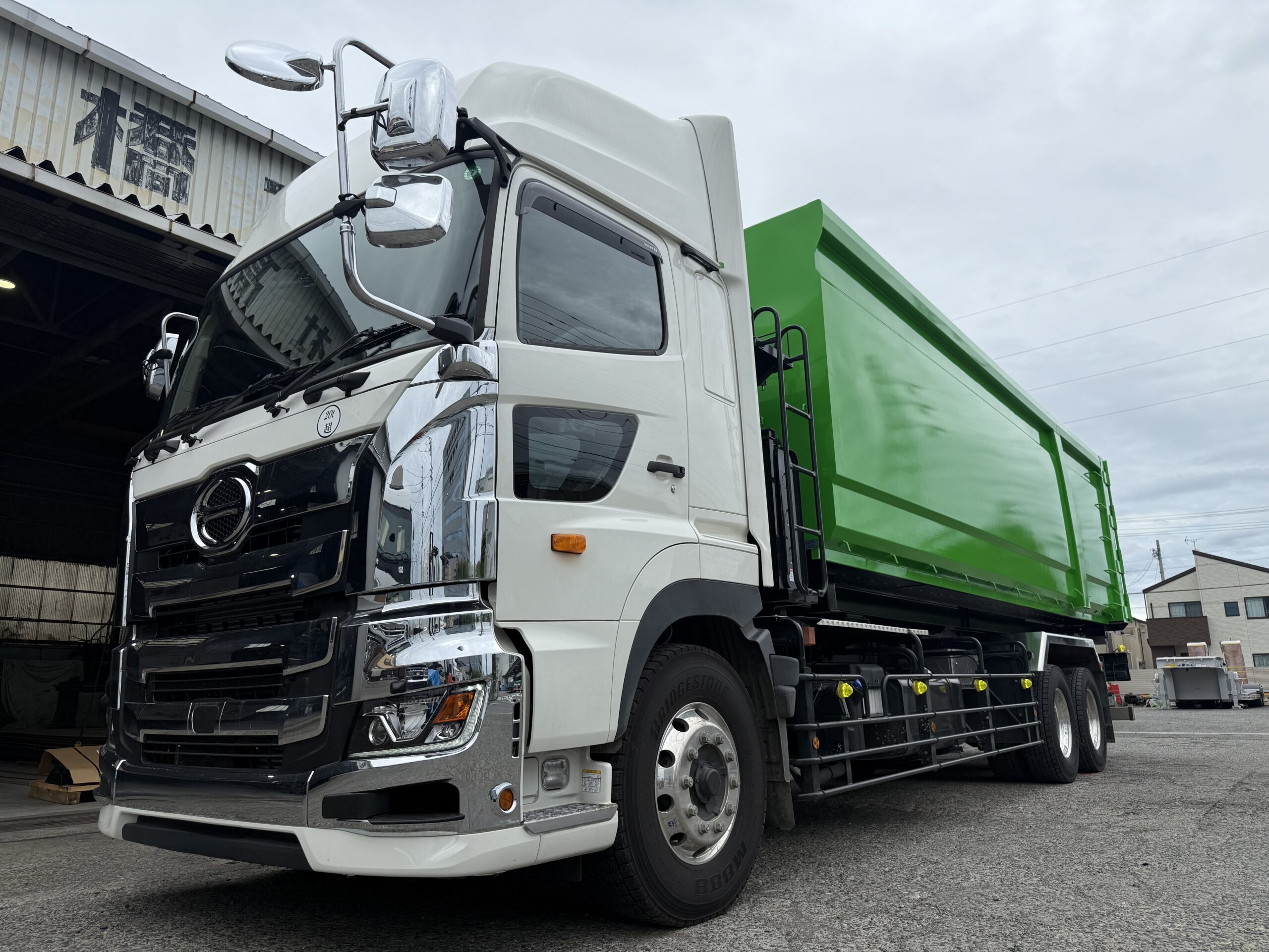 HARDOX®︎500Tufを使用した脱着コンテナの外観