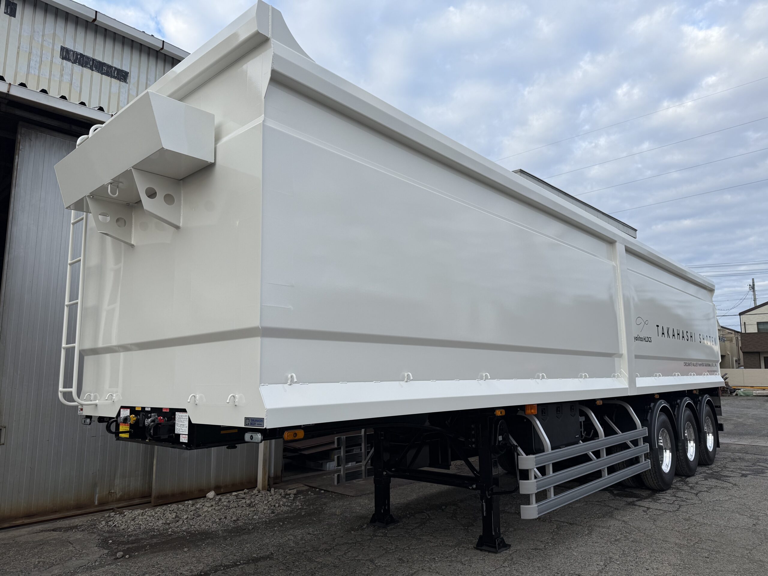 HARDOX®︎450を使用したスクラップ運搬トレーラーの外観