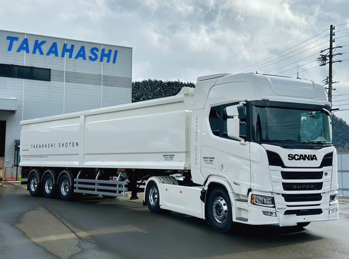 スクラップを運搬するHARDOX製のトレーラー