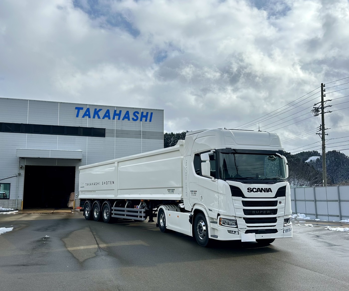 スクラップを運搬するHARDOX製のトレーラー