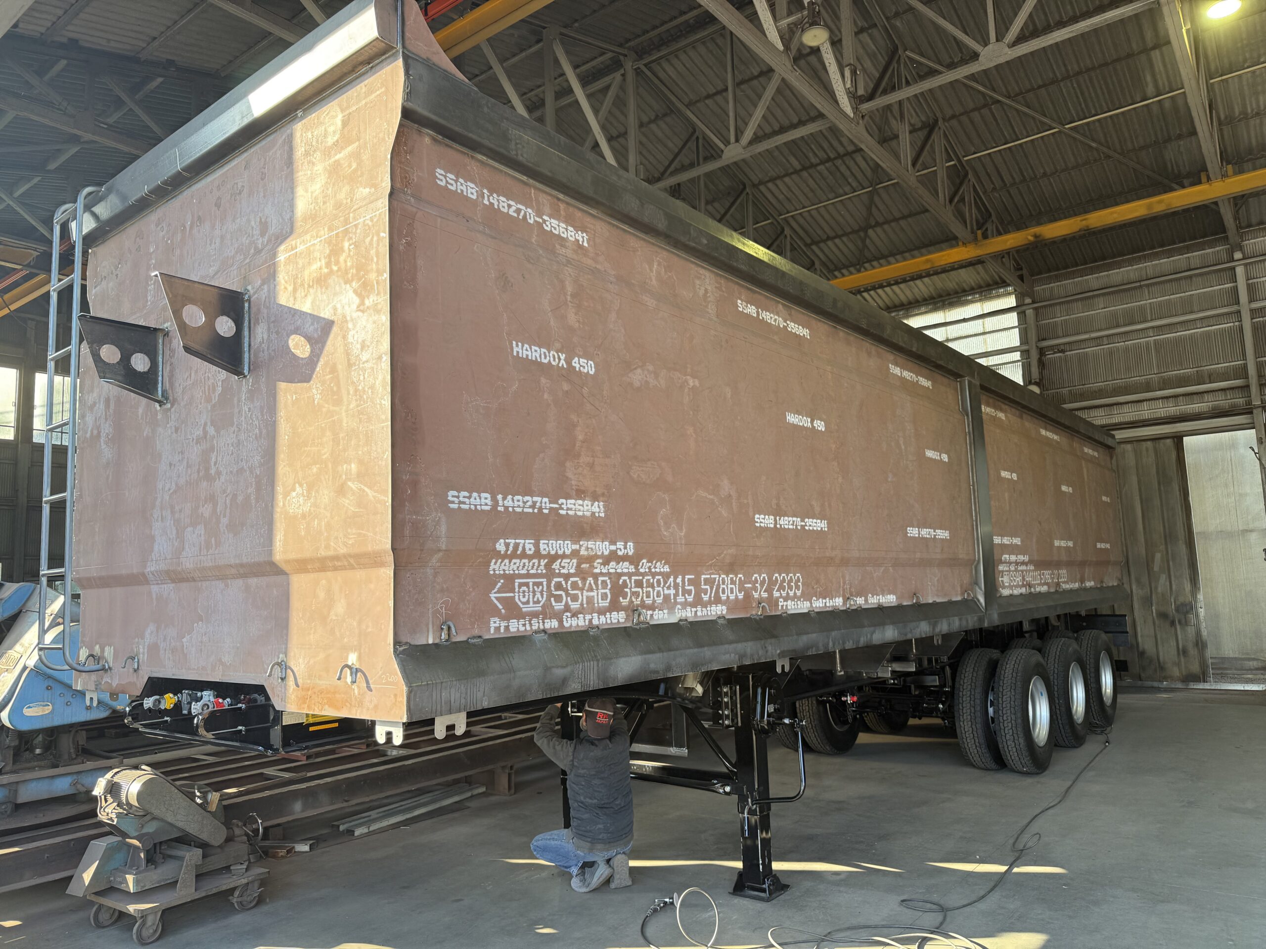 製作途中のHARDOX®︎製のスクラップ運搬車両