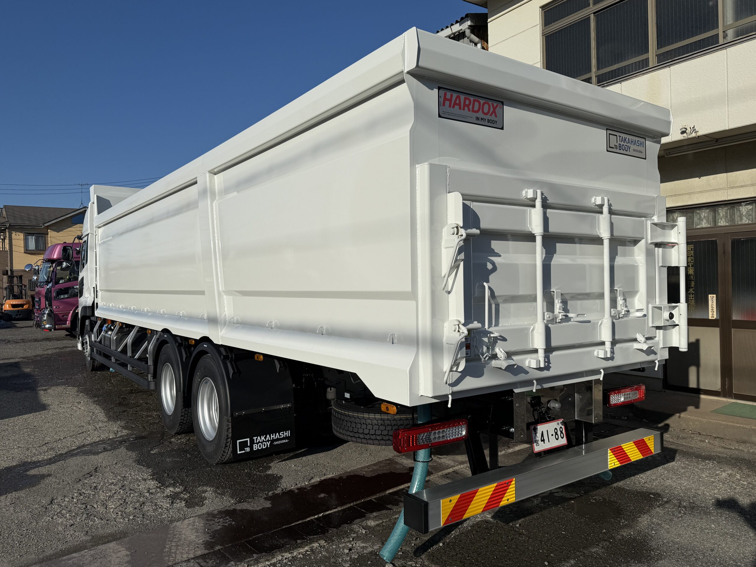 HARDOX®︎500TUFを使ったGVW25t車のスクラップ運搬車両