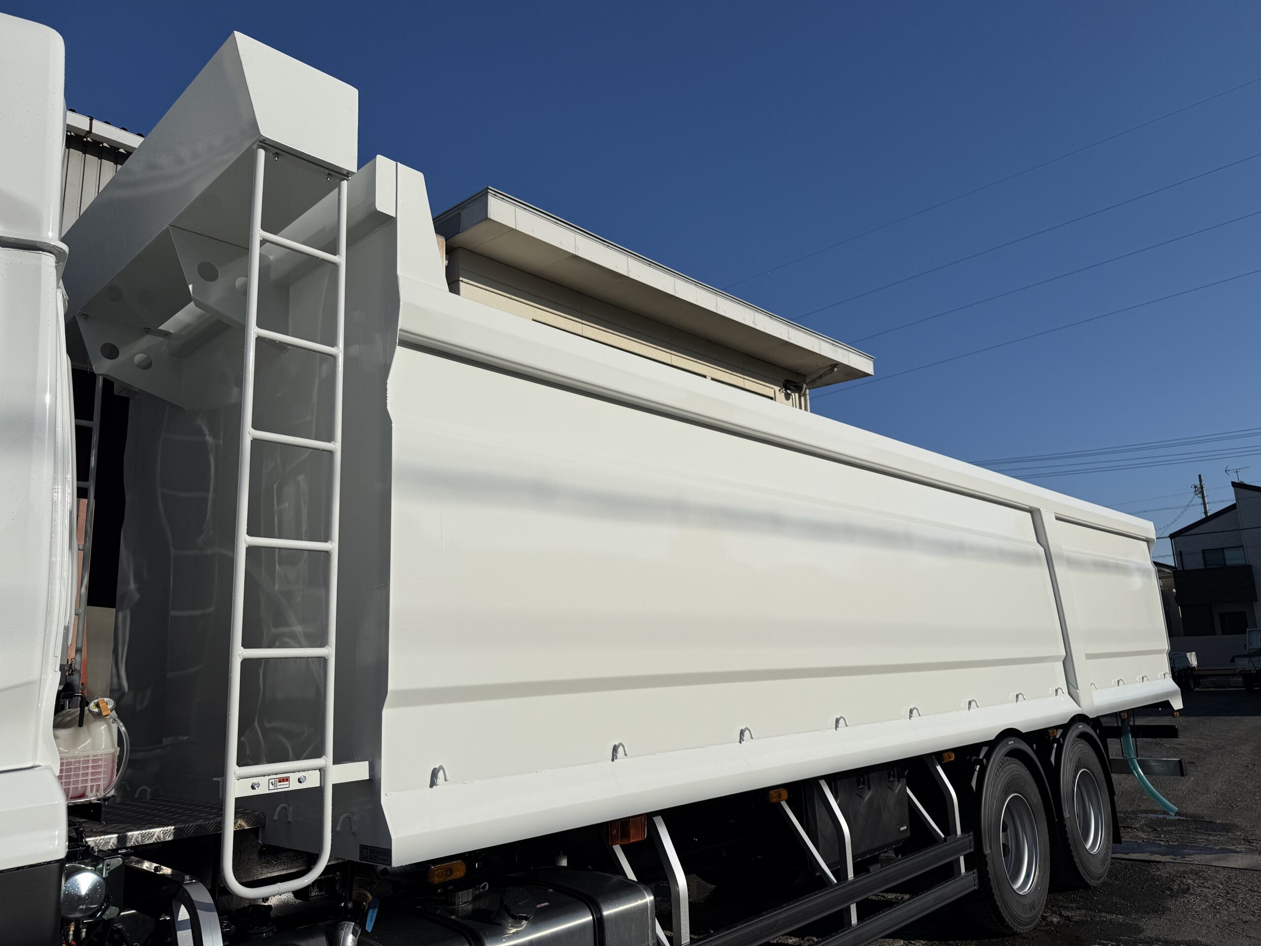 HARDOX®︎500TUFを使ったGVW25t車のスクラップ運搬車両