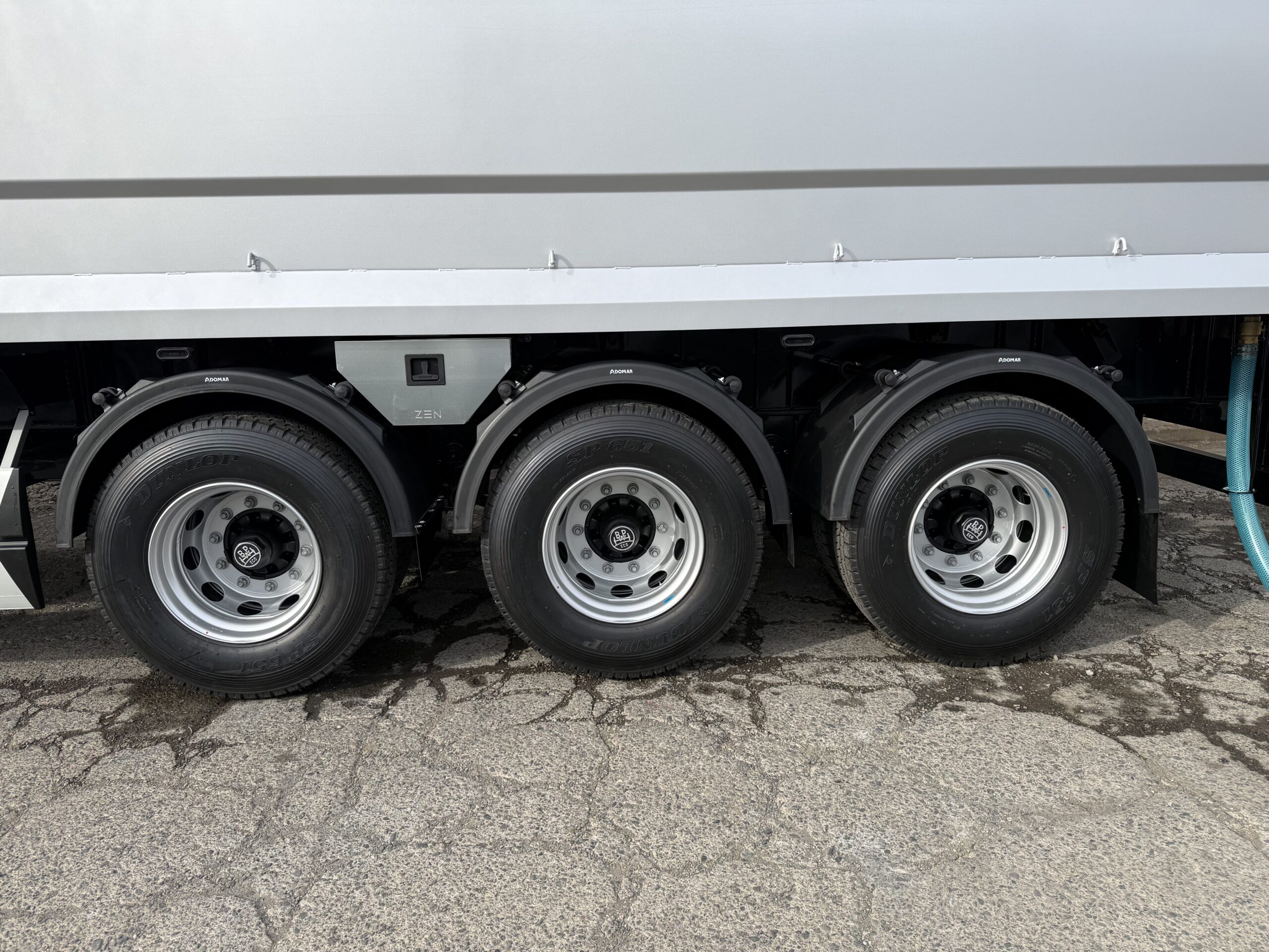 ホイールベースにシンデレラフィットしたDAKEN ZENシリーズ工具箱