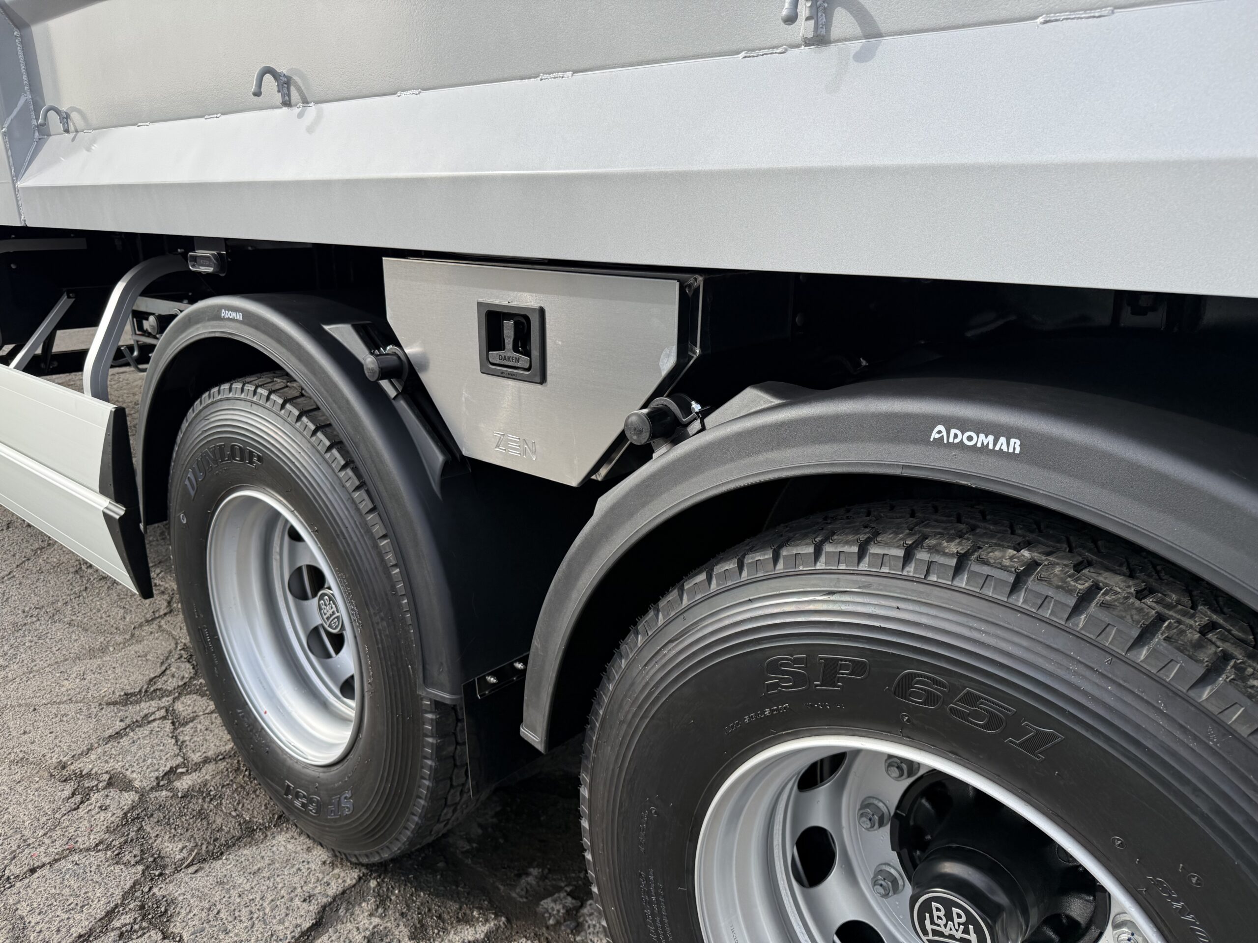 ZENシリーズ工具箱をホイールベースにシンデレラフィット設計したトラック架装