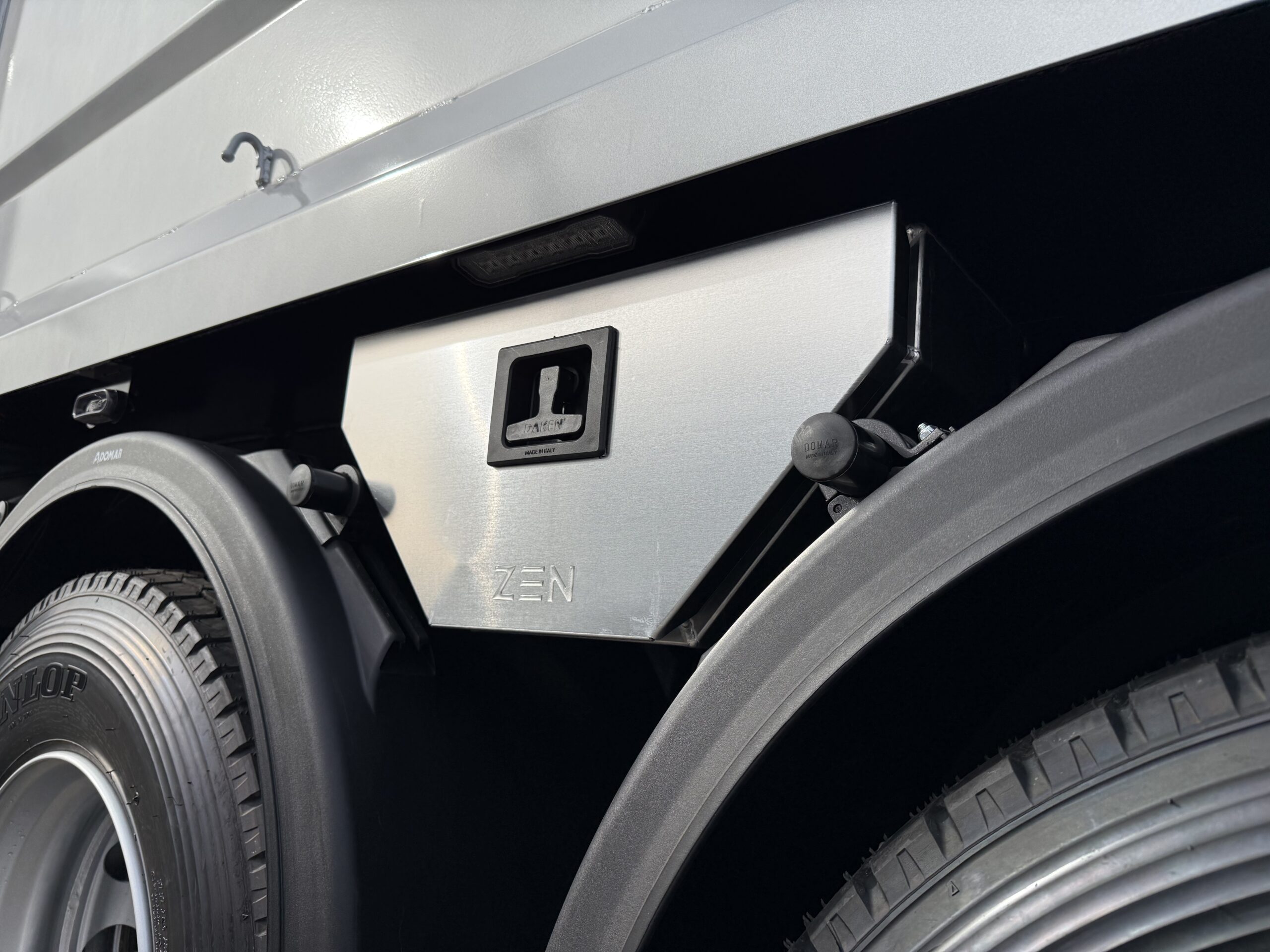 ホイールベースにきっちり収まるDAKEN ZENシリーズのアルミ製工具箱