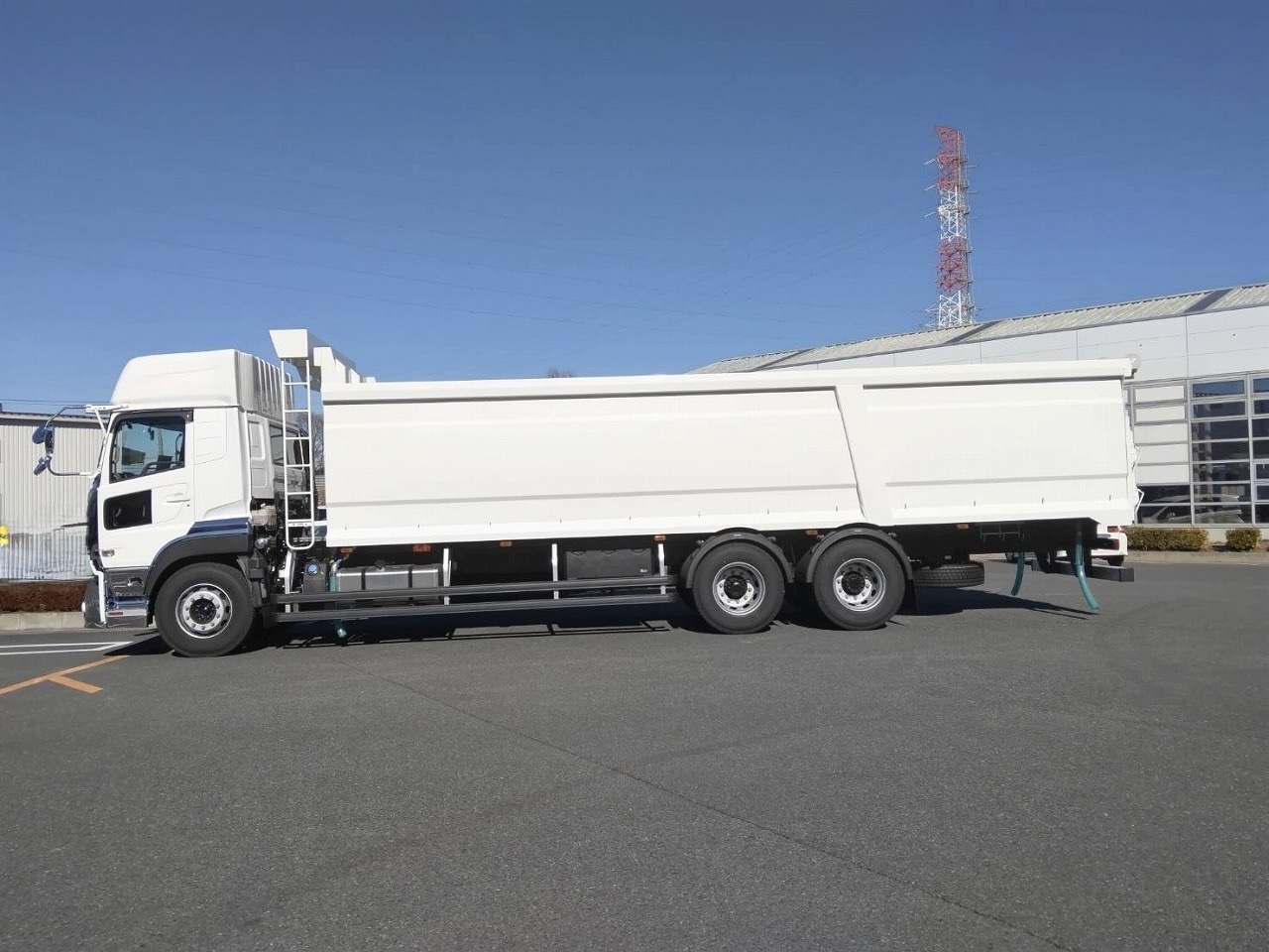 HARDOX®︎500TUFを使ったGVW25t車のスクラップ運搬車両