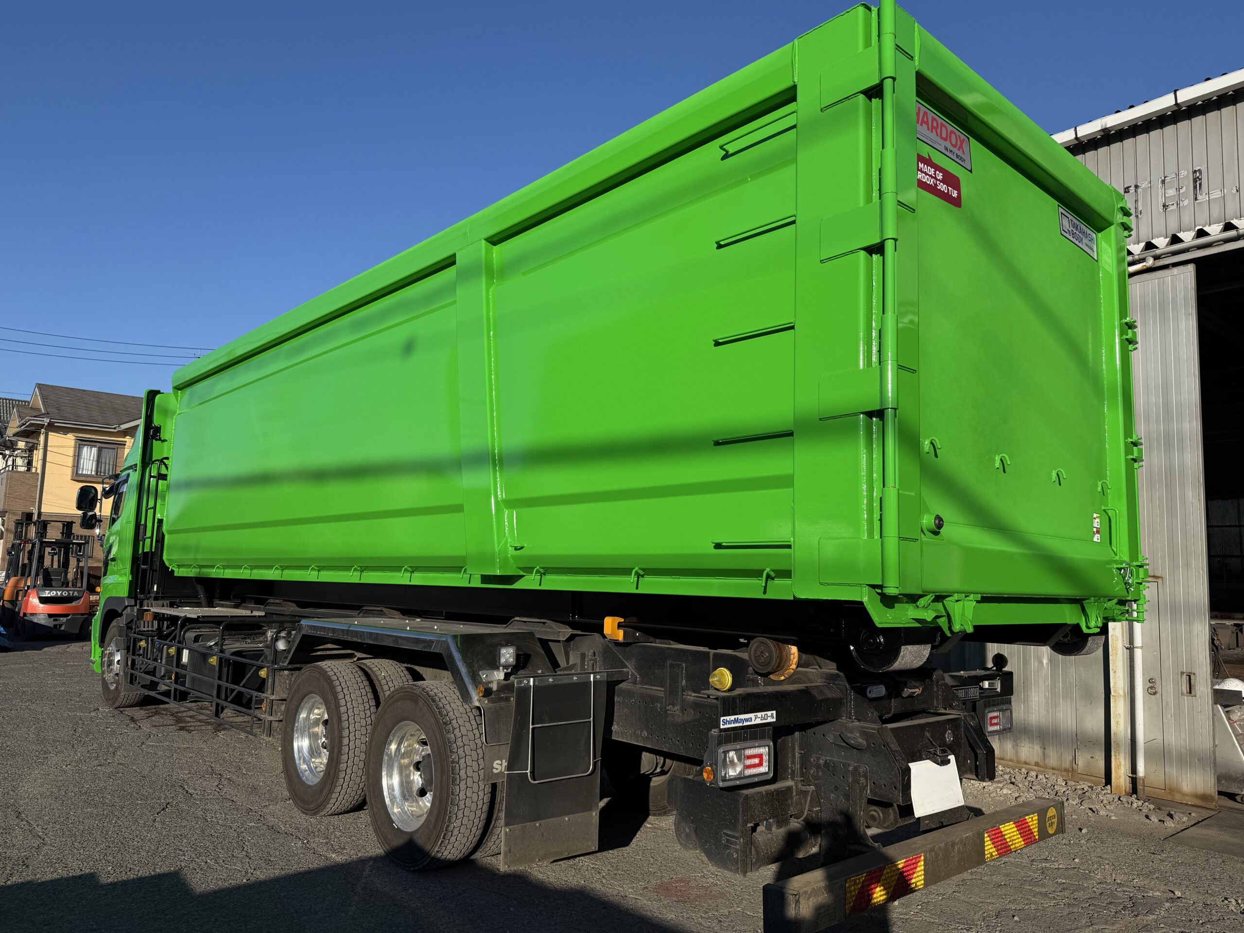 HARDOX®︎500Tufを使った長さ8500mmのGVW25車用脱着コンテナ