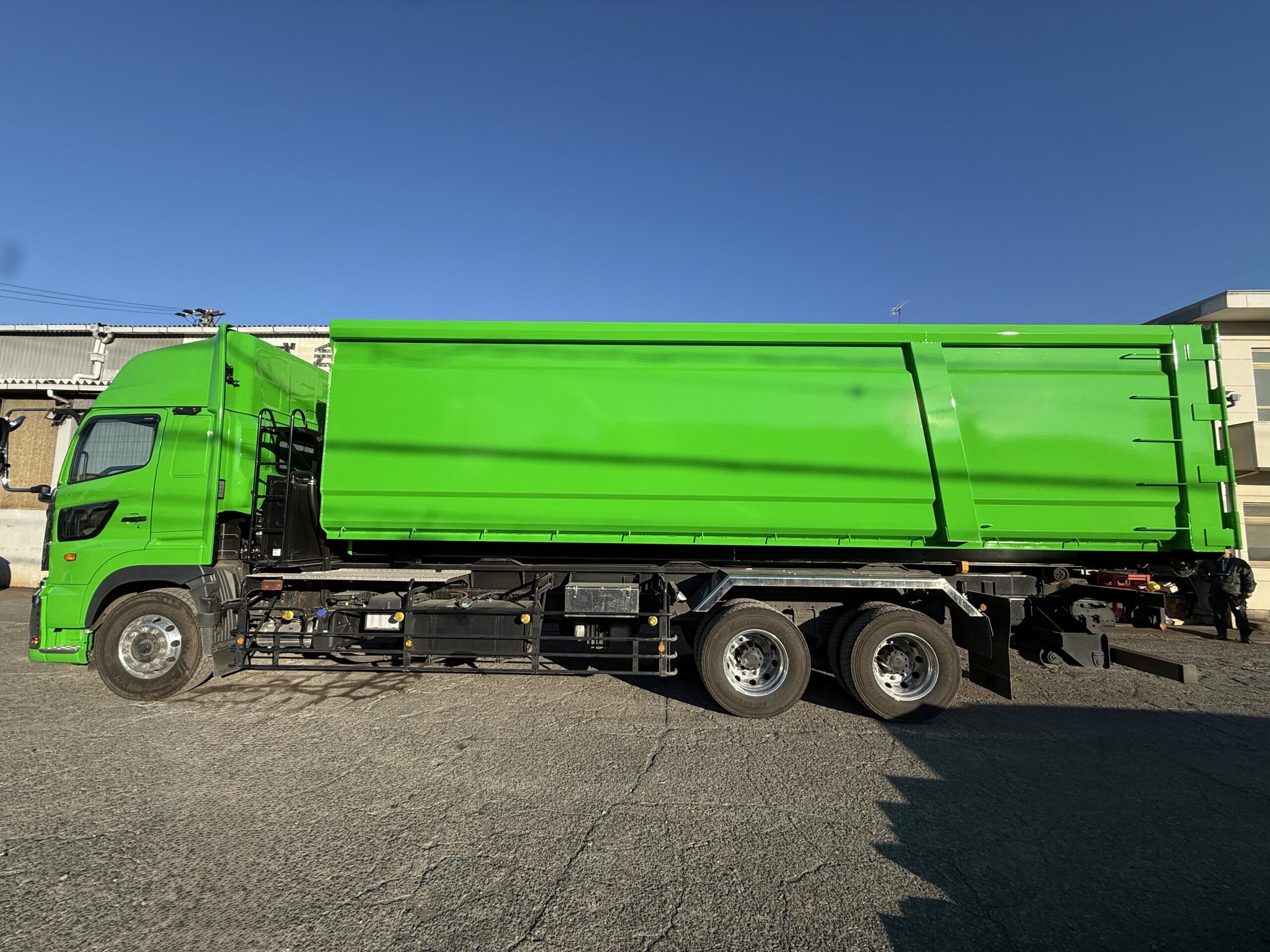 HARDOX®︎500Tufを使った長さ8500mmのGVW25車用脱着コンテナ