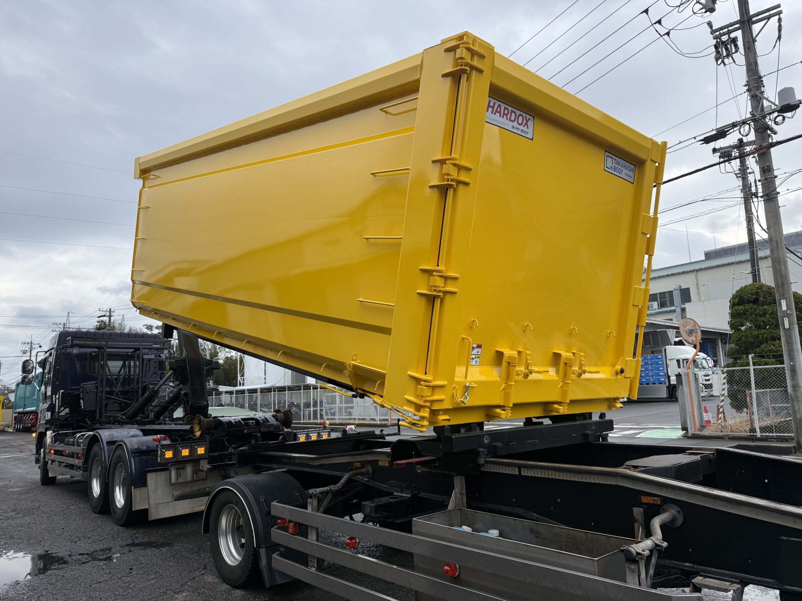HARDOX®︎450を使った産業廃棄物収集運搬用の脱着コンテナ