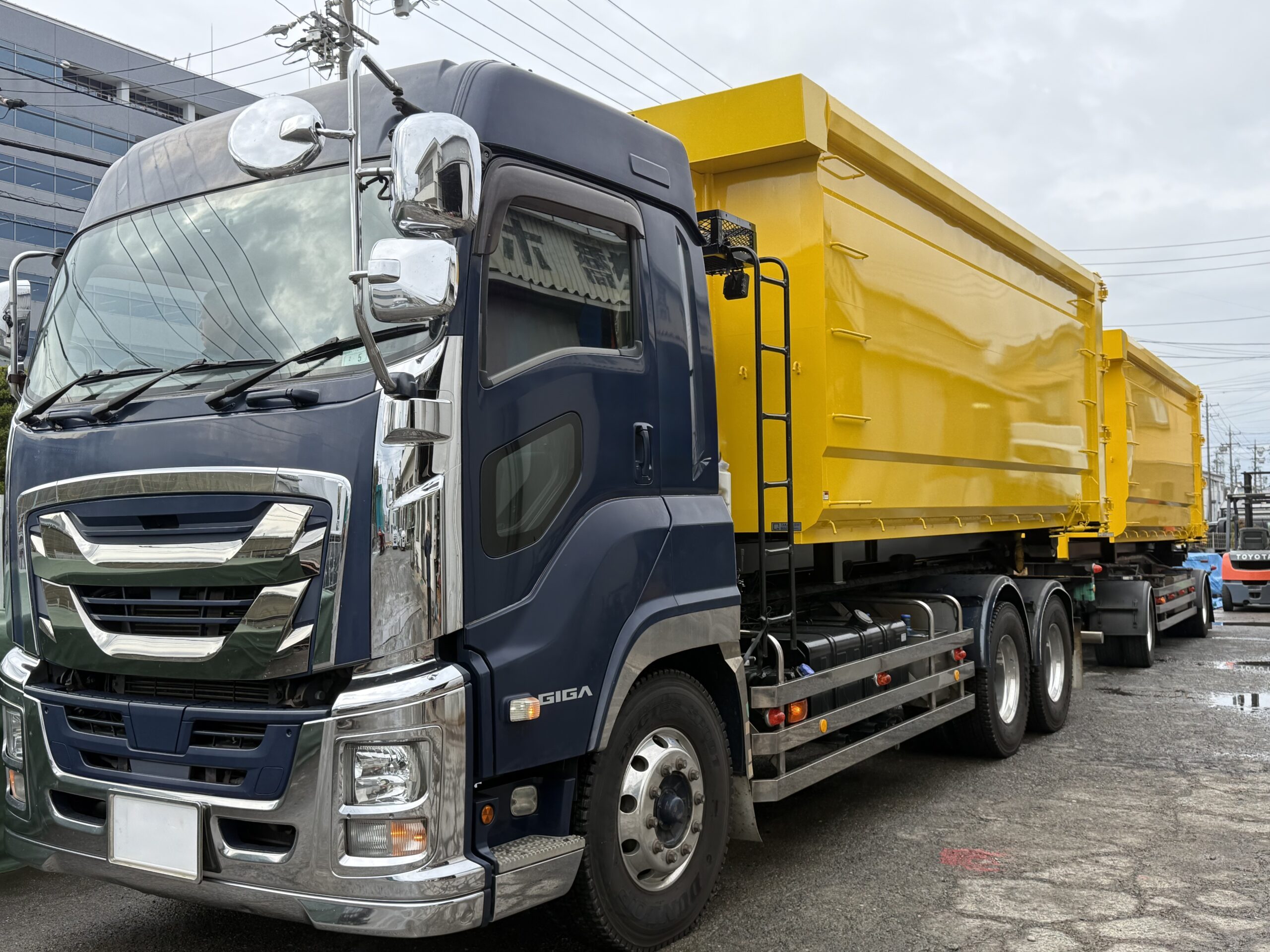 HARDOX®︎450を使った産業廃棄物収集運搬用の脱着コンテナ